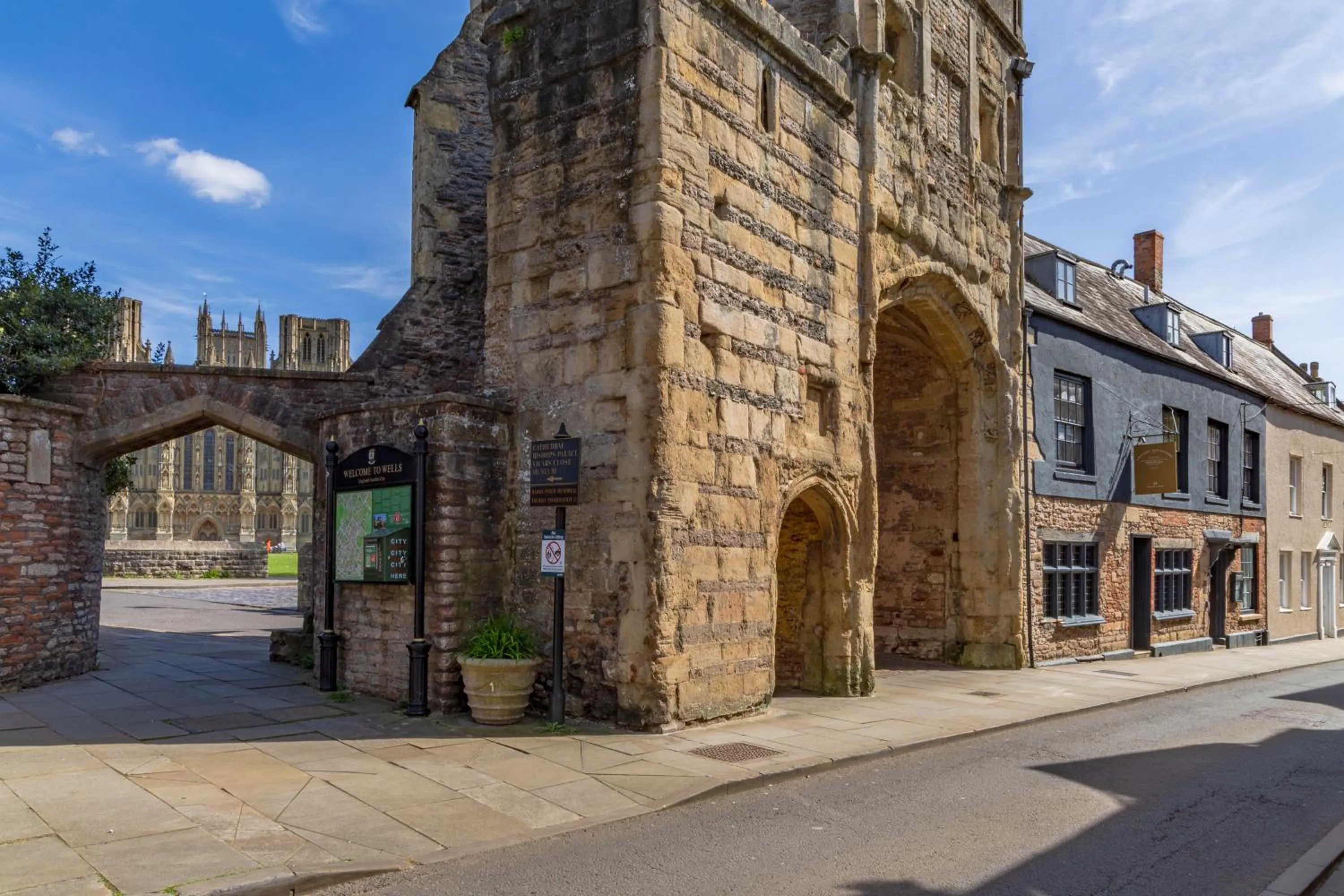 Property building in The Ancient Gatehouse & Rugantino Restaurant