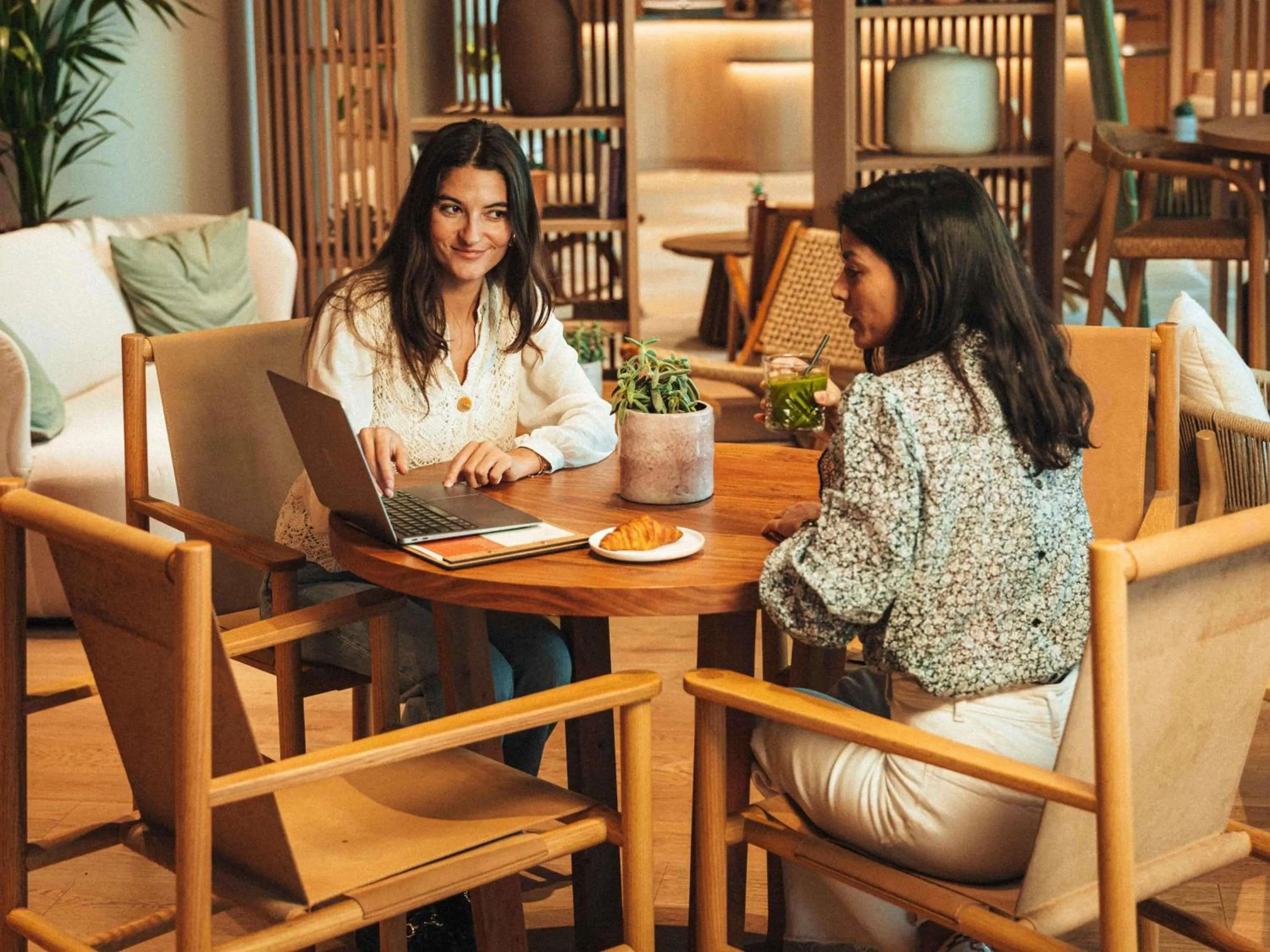 Lounge or bar in Le Talaia Hôtel & Spa Biarritz - MGallery Collection