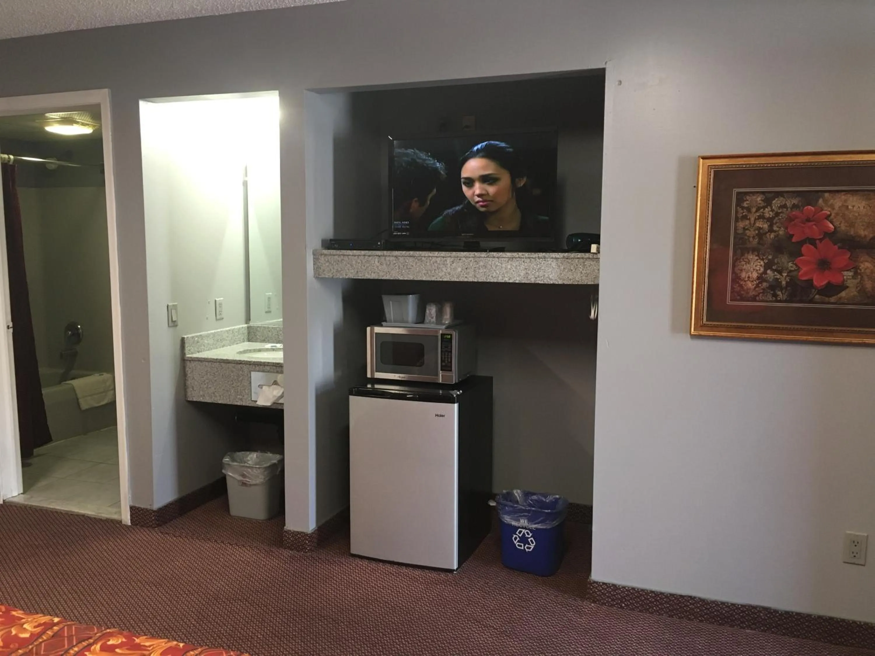 TV and multimedia in Haven Inn & Suites