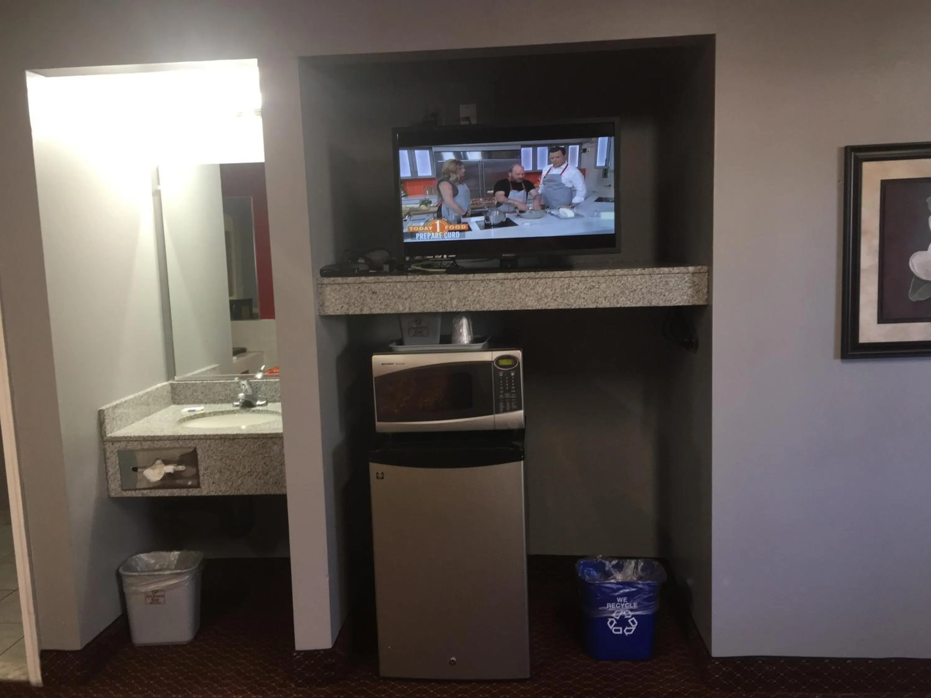 Communal lounge/ TV room in Haven Inn & Suites