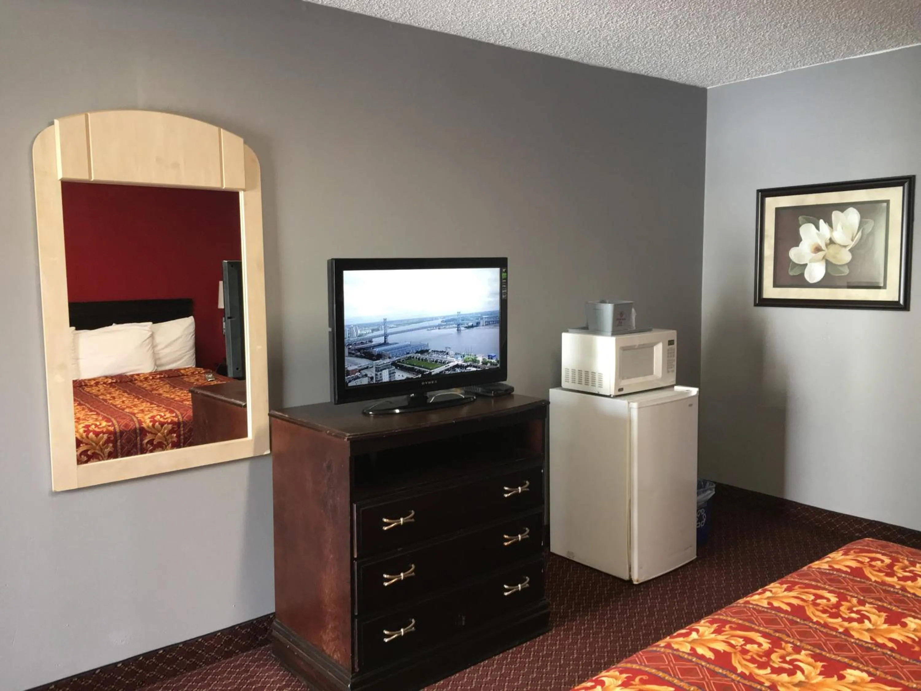 Communal lounge/ TV room, Bed in Haven Inn & Suites