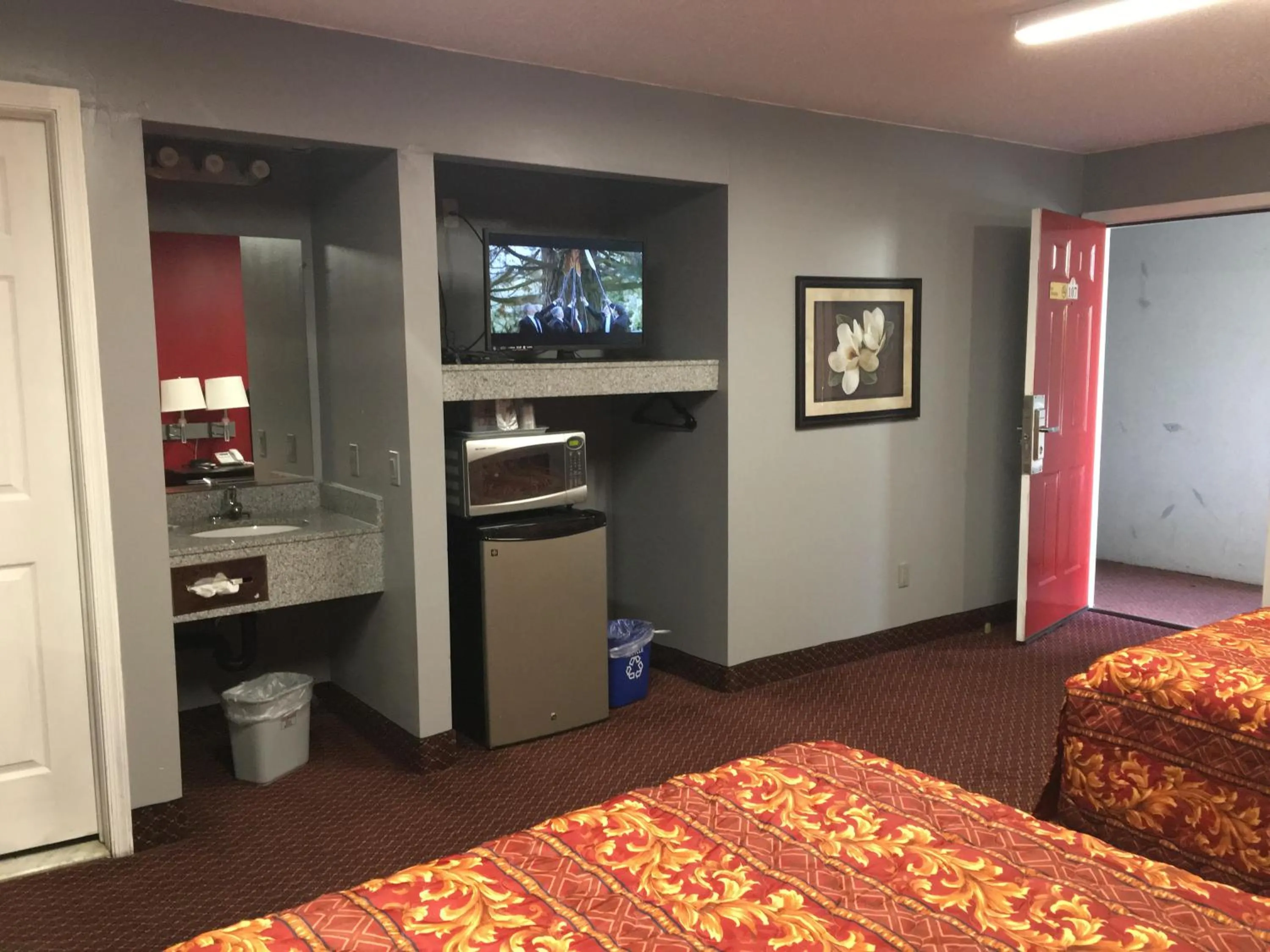 Communal lounge/ TV room, Bed in Haven Inn & Suites