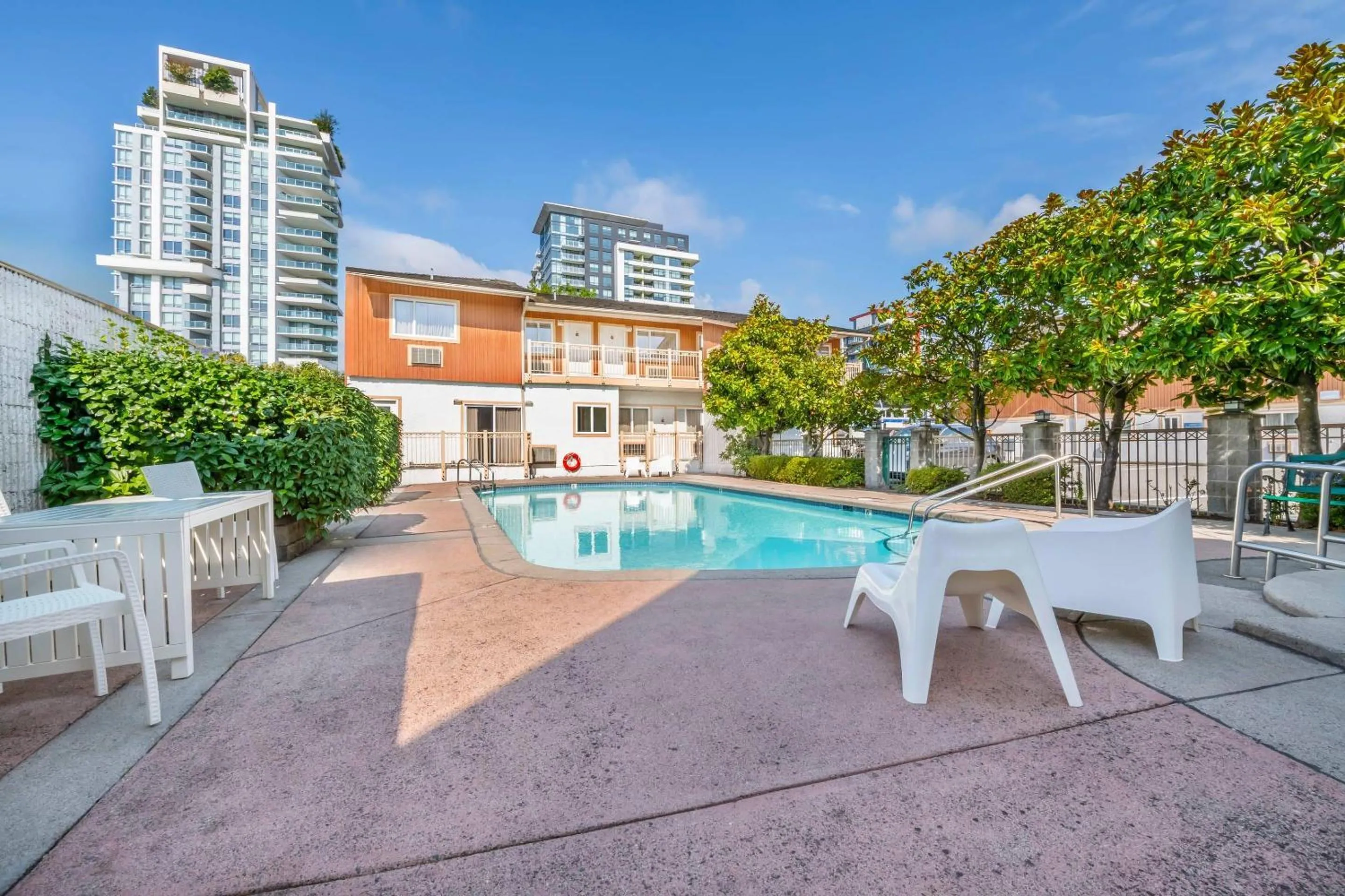 Swimming pool in Econo Lodge Inn & Suites