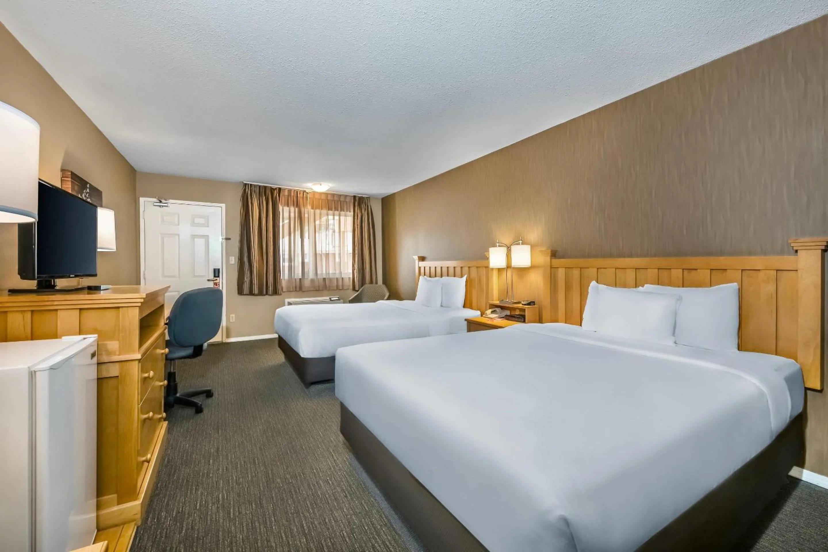 Bedroom, Bed in Econo Lodge Inn & Suites