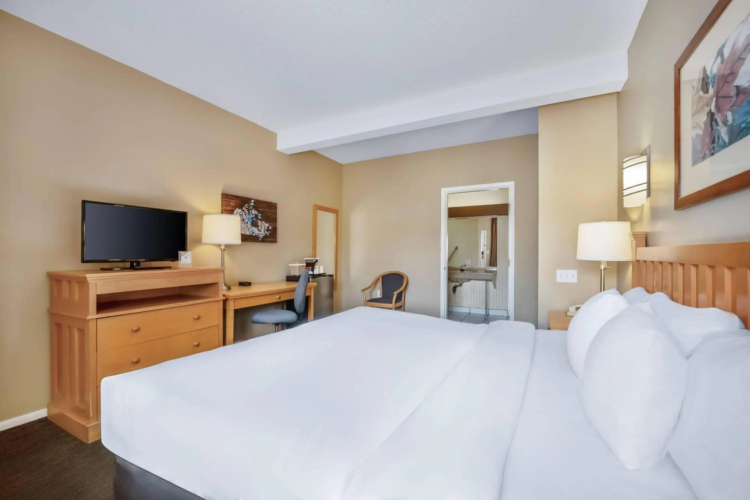 Bedroom, Bed in Econo Lodge Inn & Suites