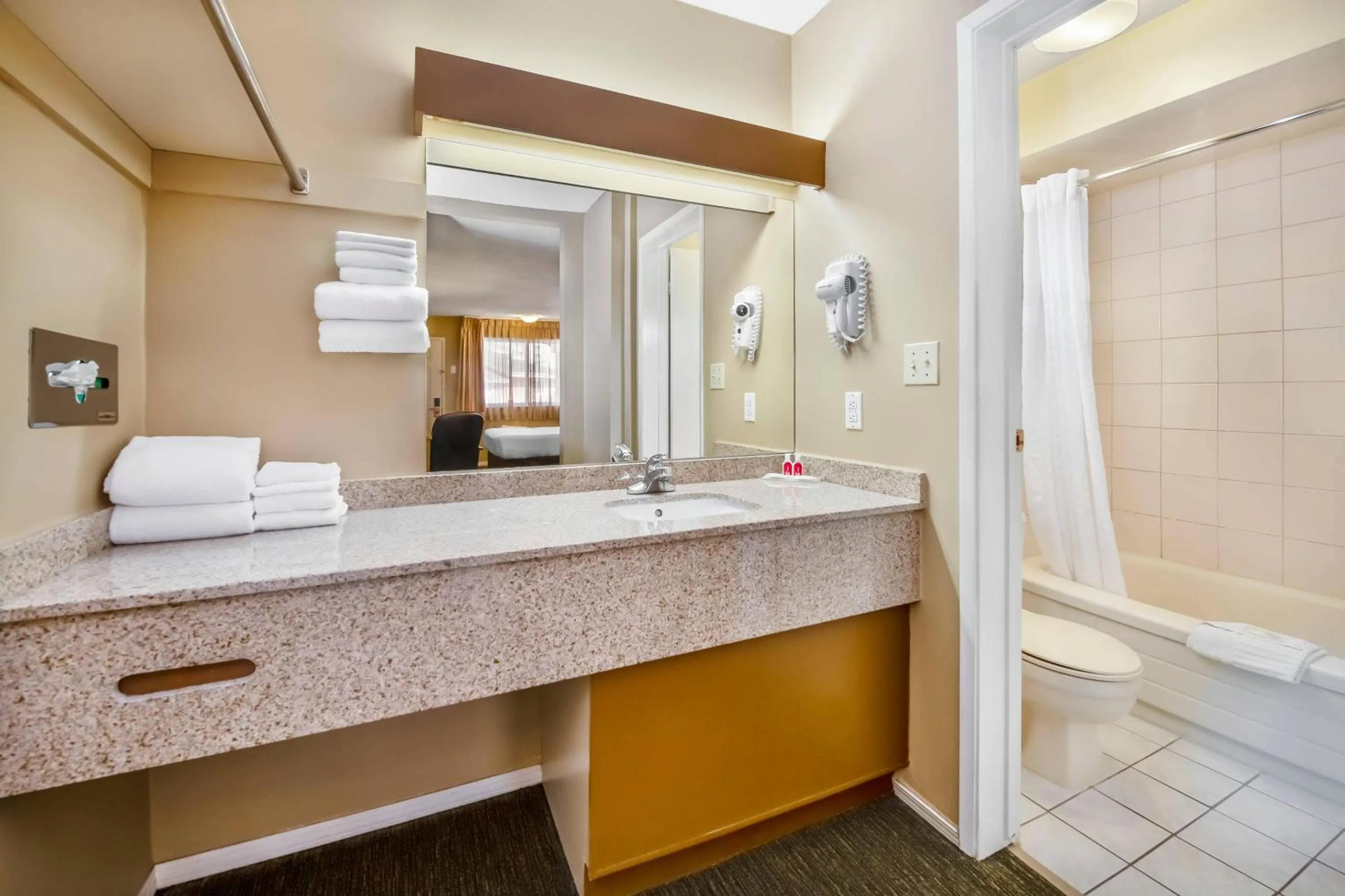 Bedroom in Econo Lodge Inn & Suites