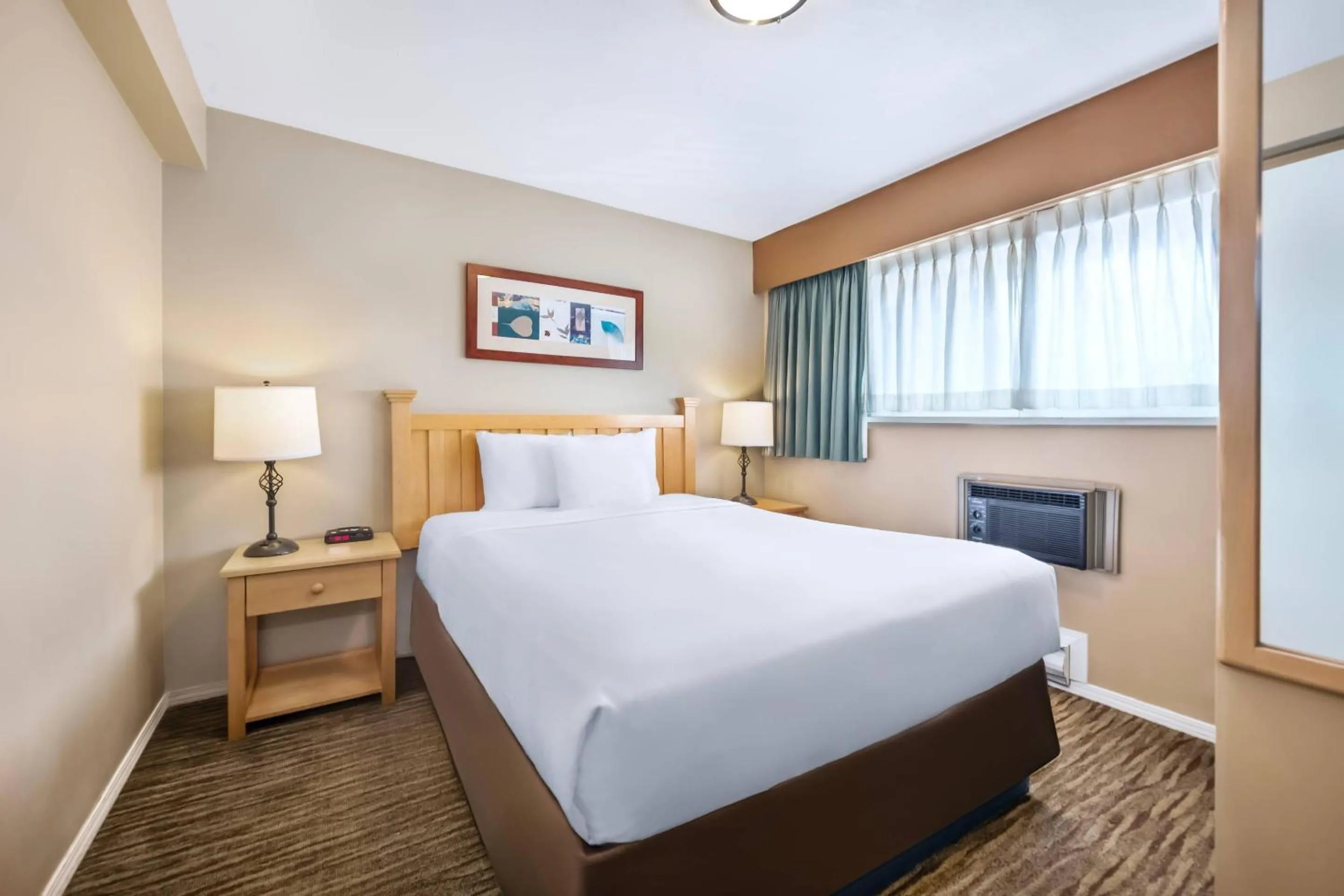 Bedroom, Bed in Econo Lodge Inn & Suites