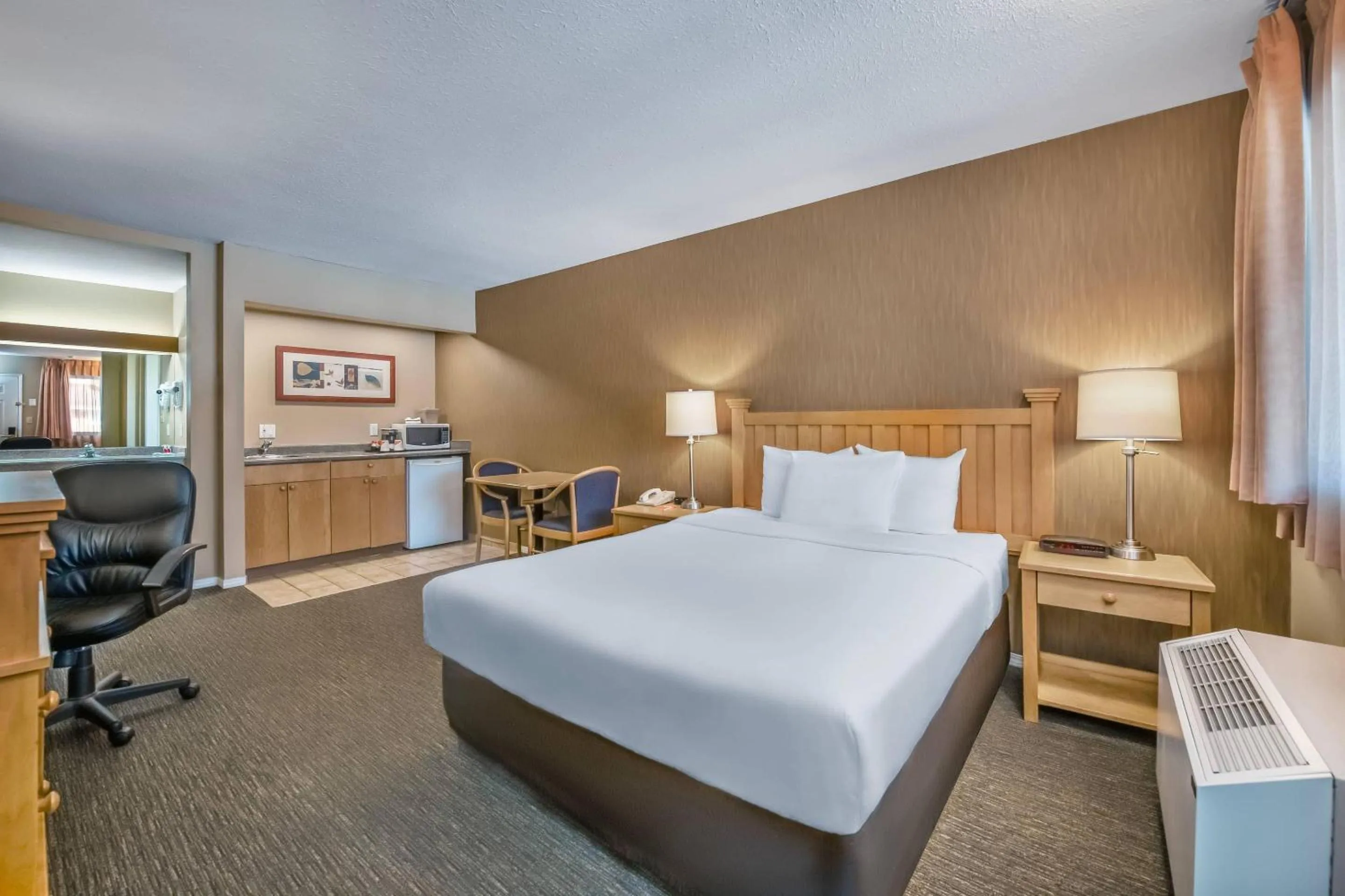 Bedroom, Bed in Econo Lodge Inn & Suites