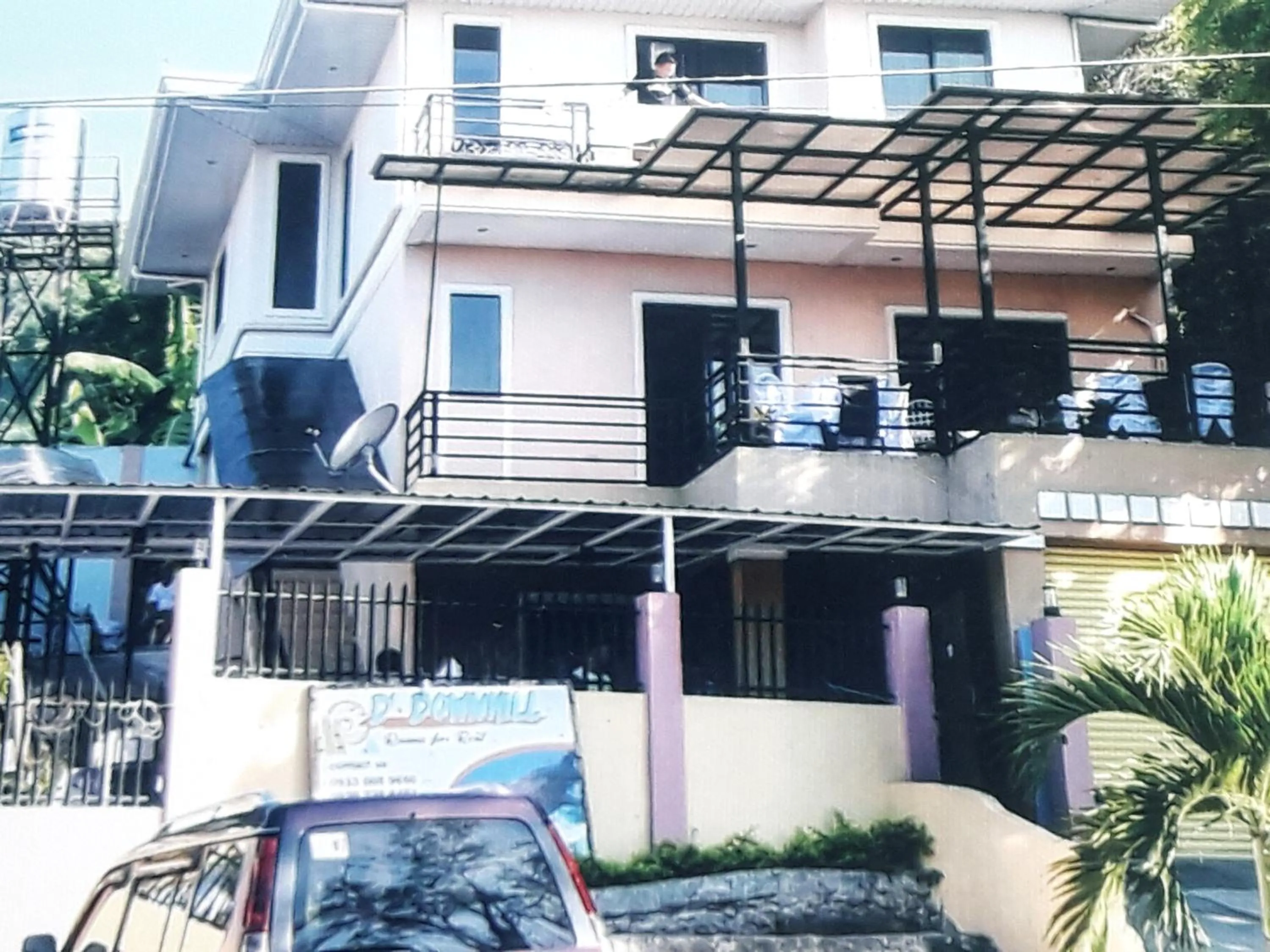 Facade/entrance in D downhill'Place