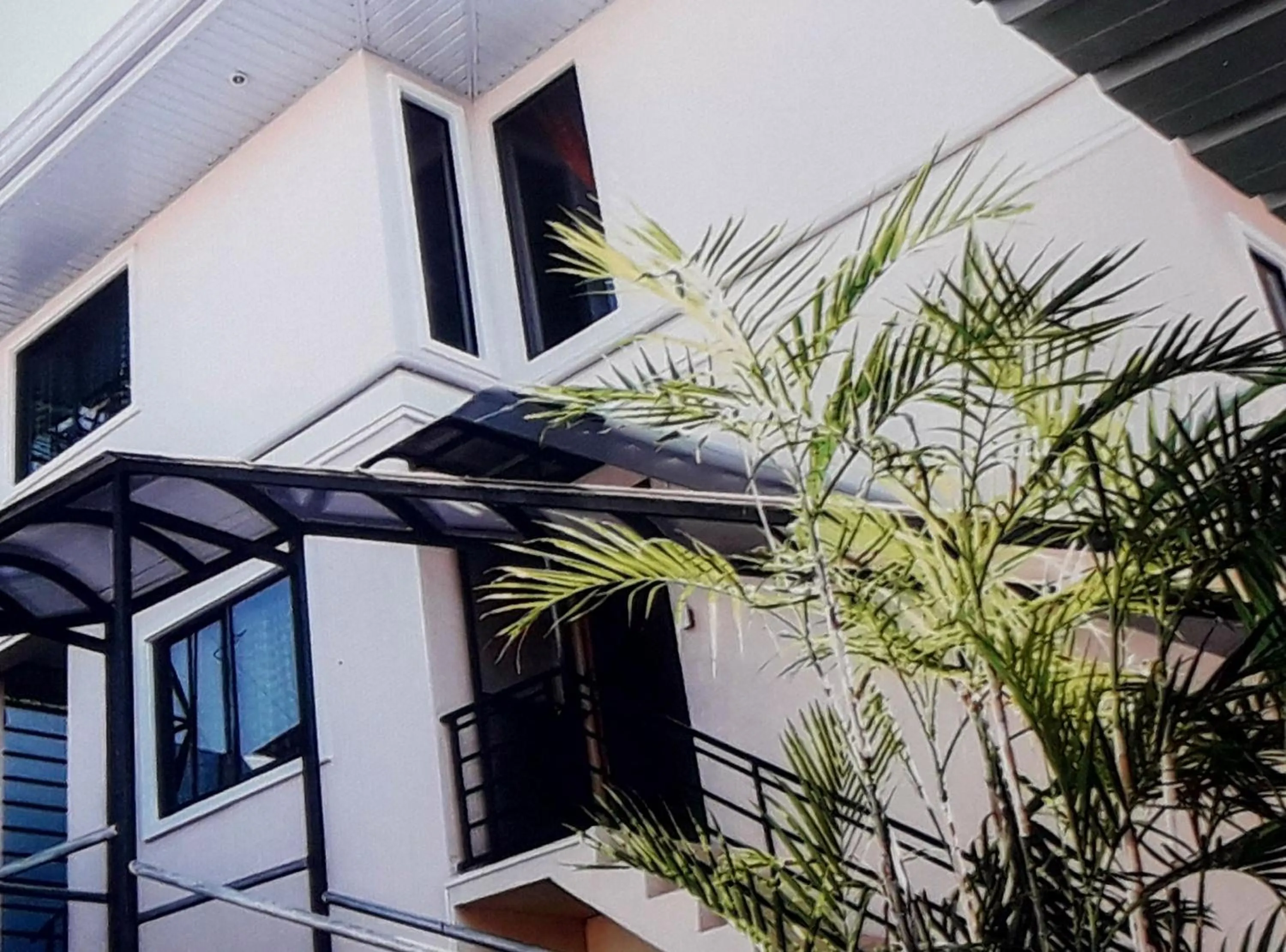 Facade/entrance in D downhill'Place