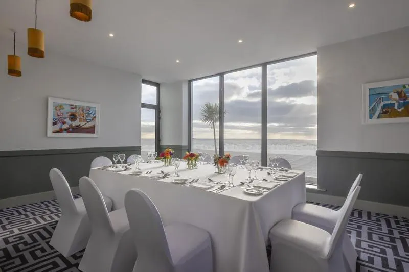 Lobby or reception in Shoreline Hotel