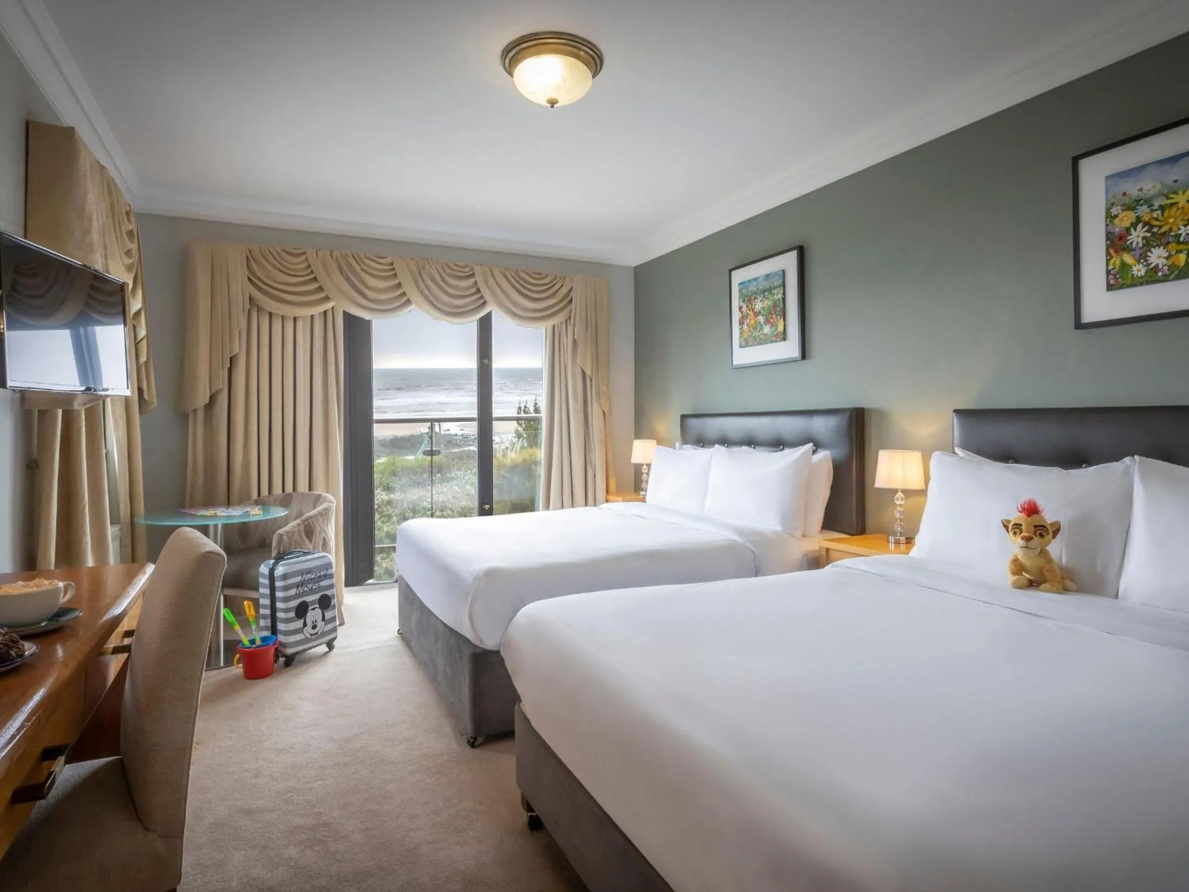 Bedroom, Bed in Shoreline Hotel