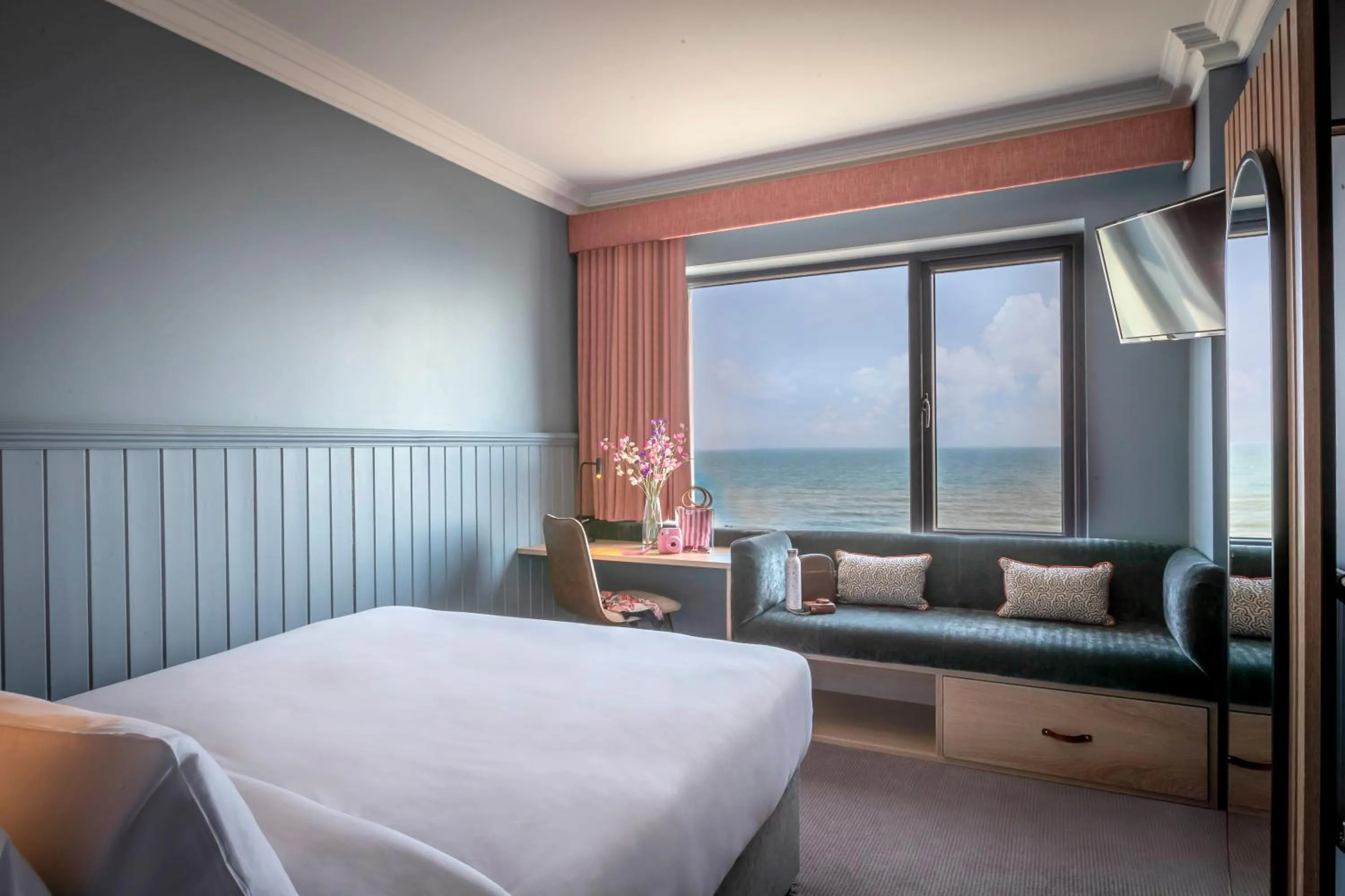 Sea view, Bed in Shoreline Hotel