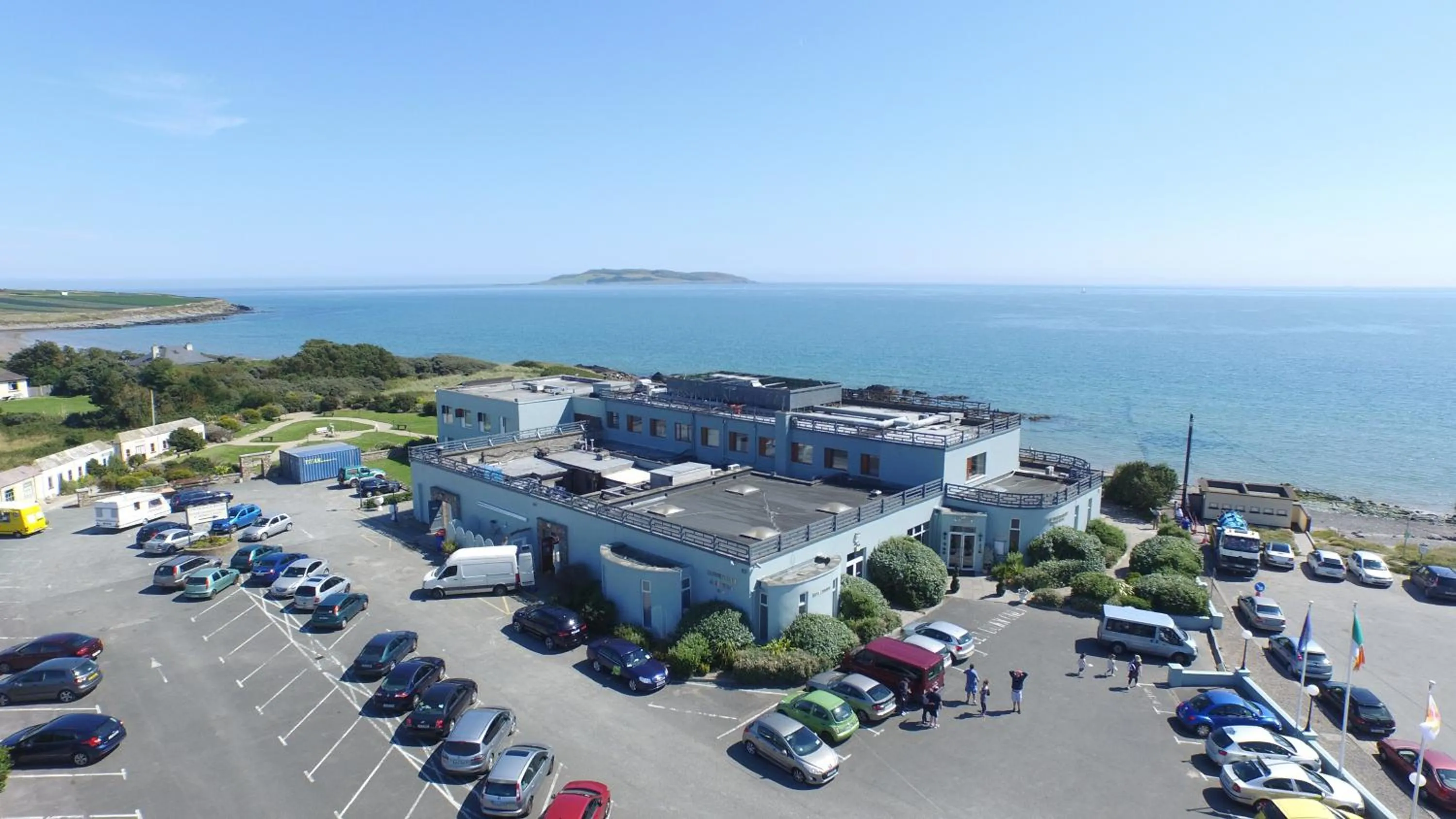 Facade/entrance in Shoreline Hotel