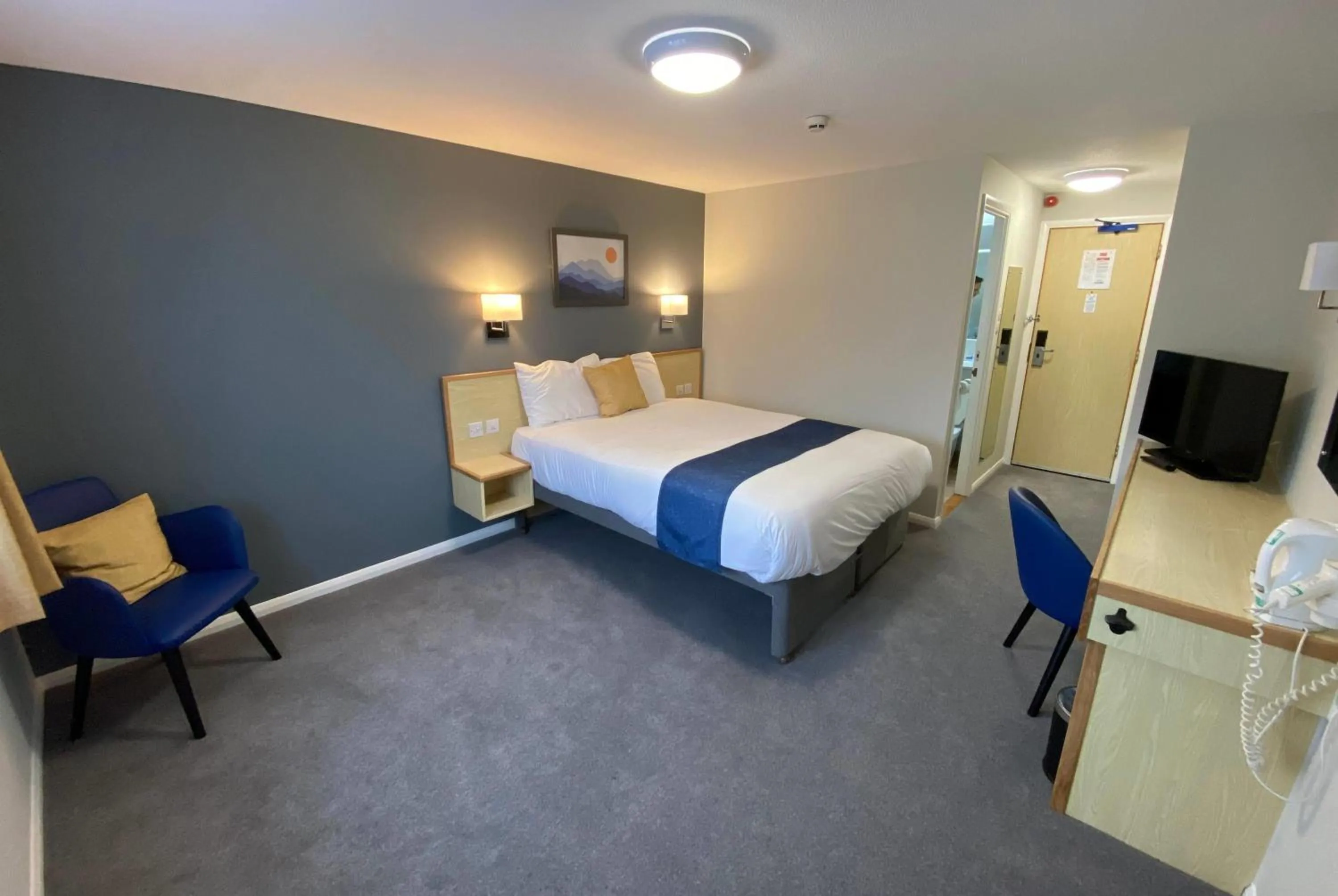 Photo of the whole room, Bed in Days Inn Hotel Sedgemoor