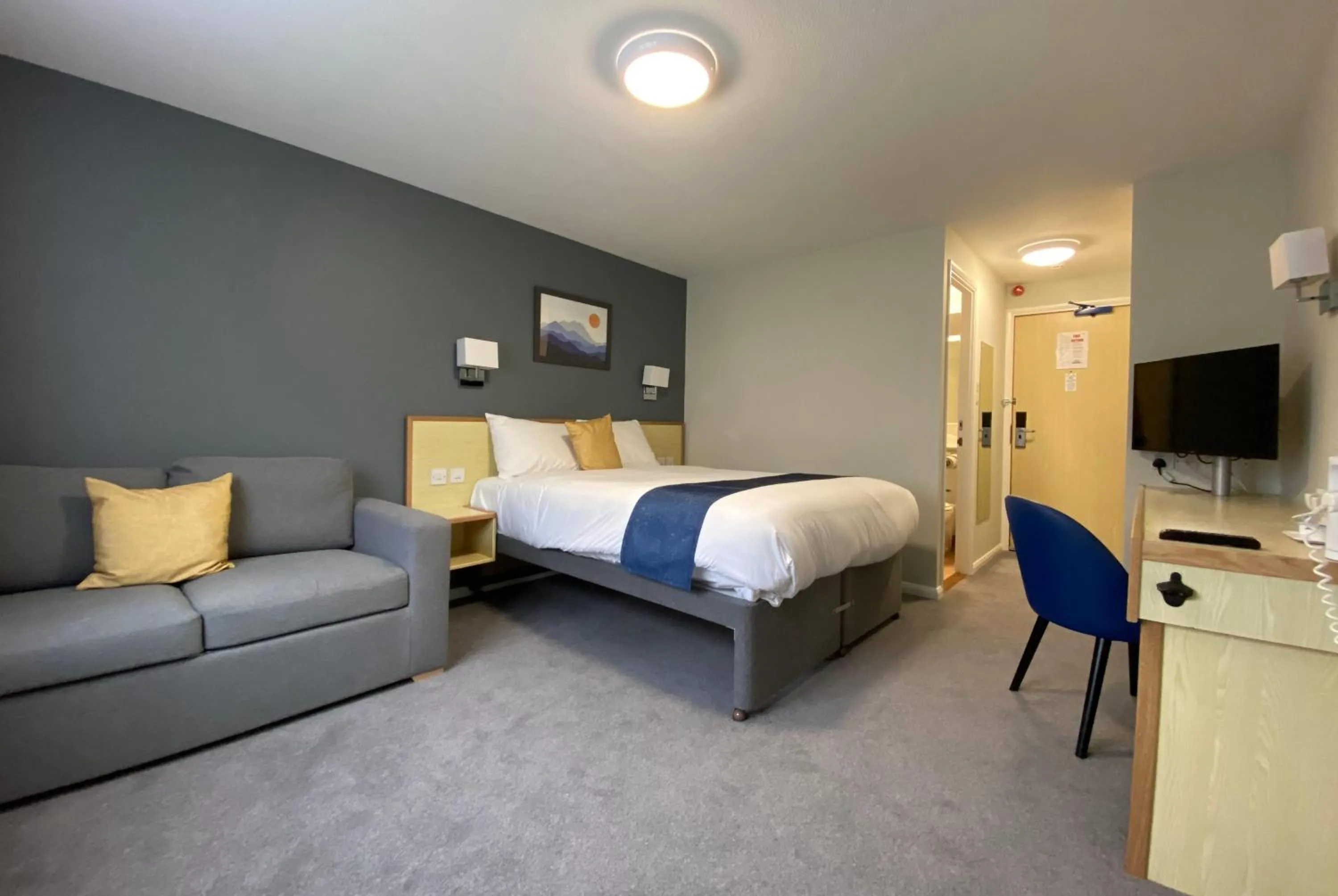 Photo of the whole room, Bed in Days Inn Hotel Sedgemoor