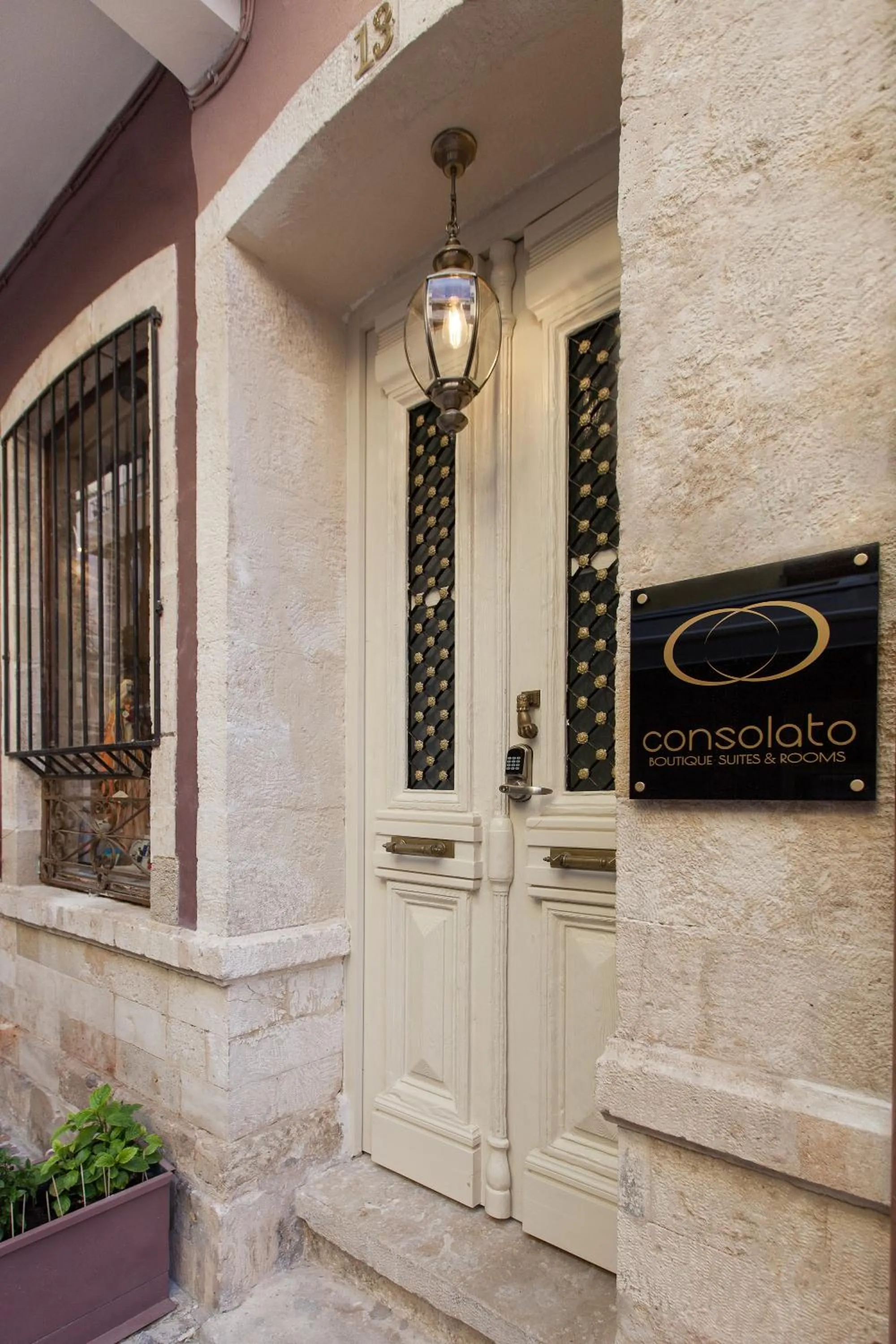 Facade/entrance in Consolato Boutique