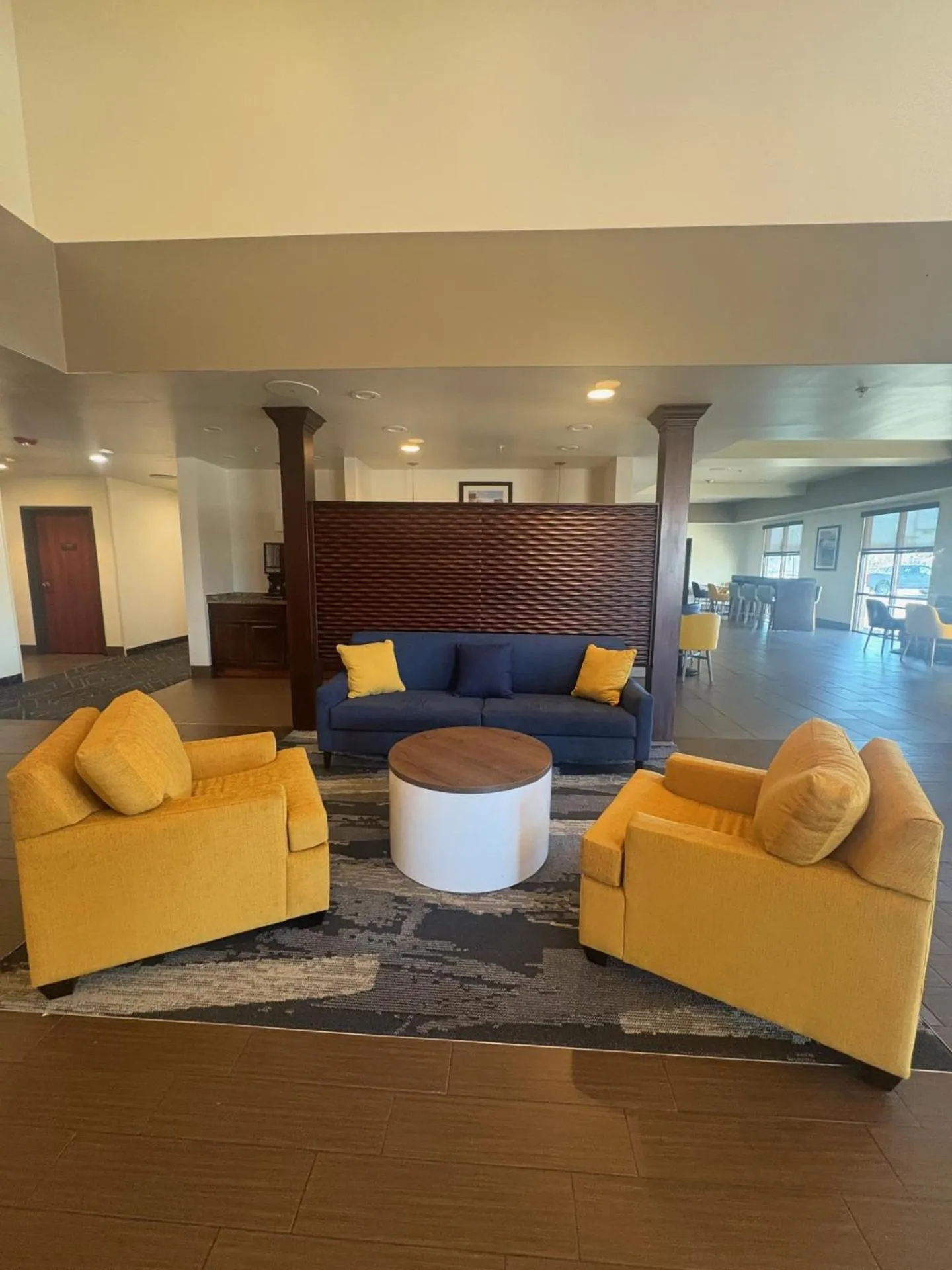 Seating area in MainStay Suites Near Denver Downtown
