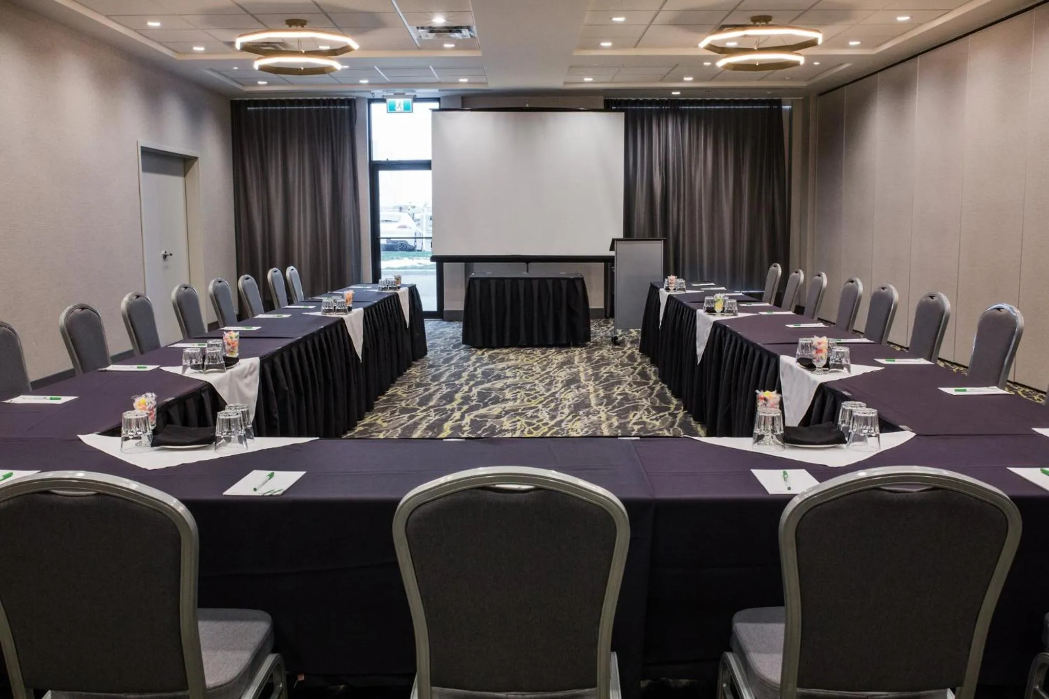 Meeting/conference room in Holiday Inn Hotel & Suites Calgary South - Conference Ctr by IHG