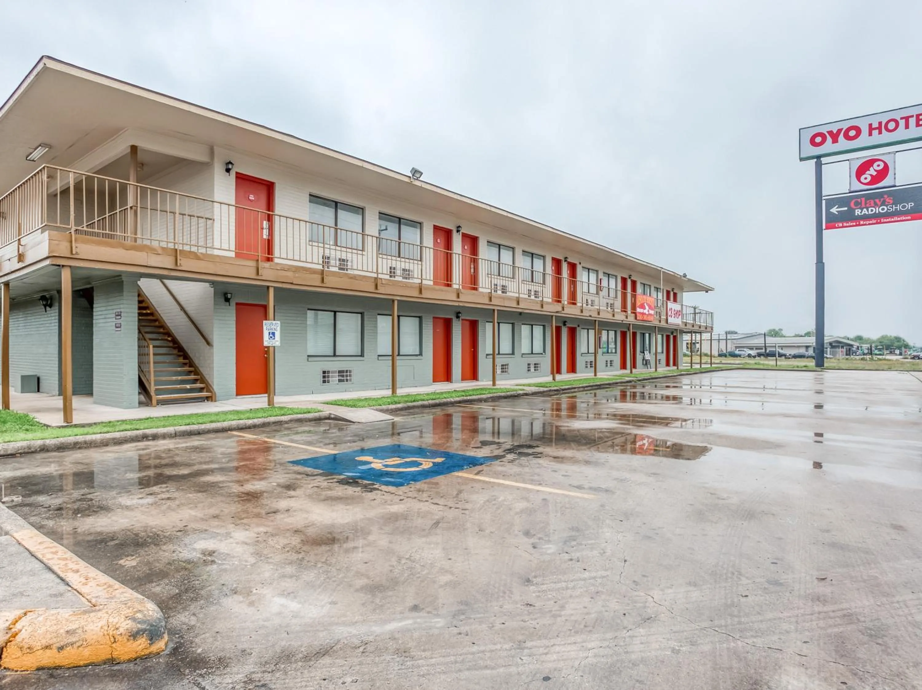 Facade/entrance, Property Building in OYO Hotel San Antonio East