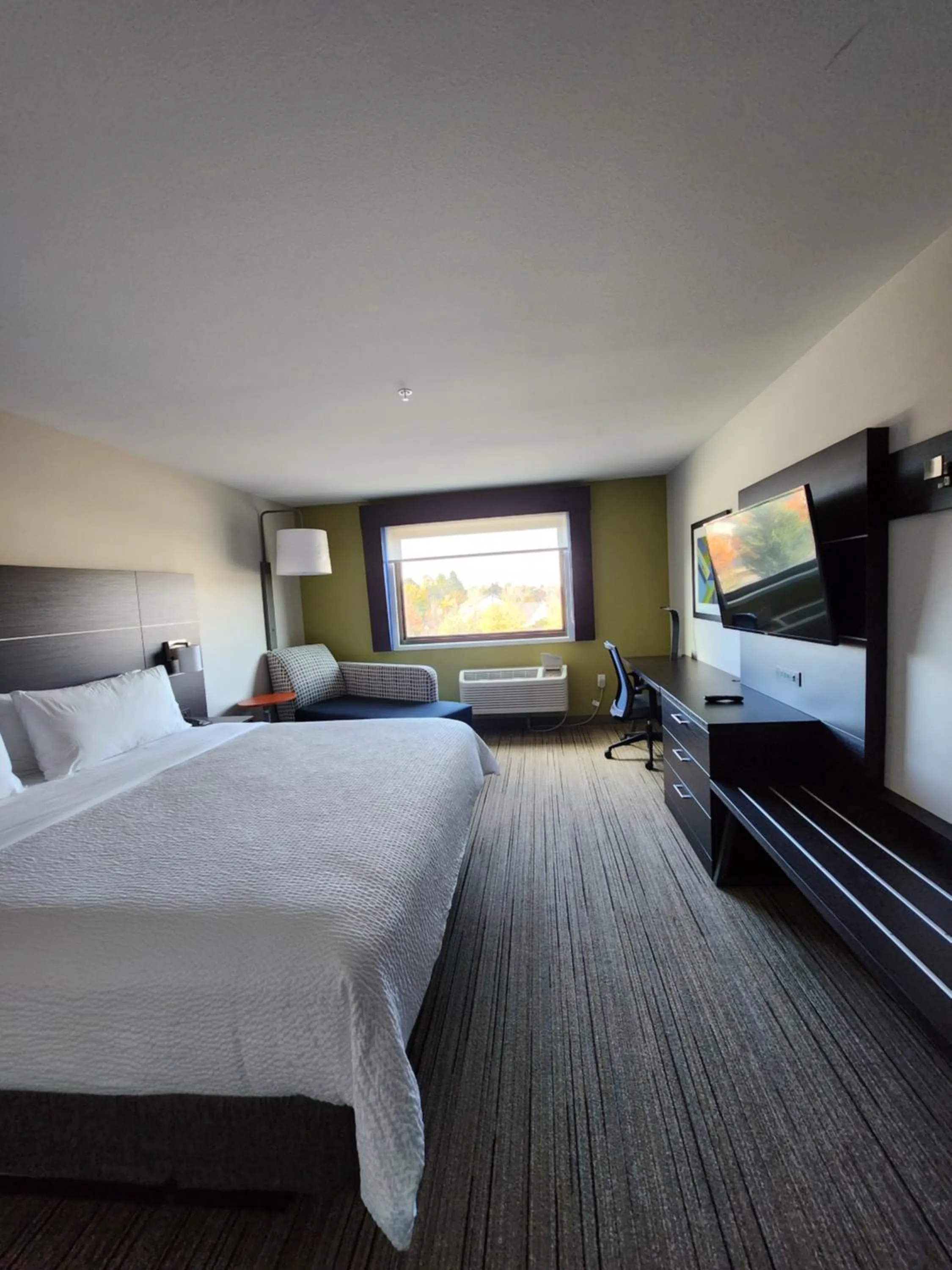 Bedroom, Bed in Holiday Inn Express & Suites - Camas by IHG
