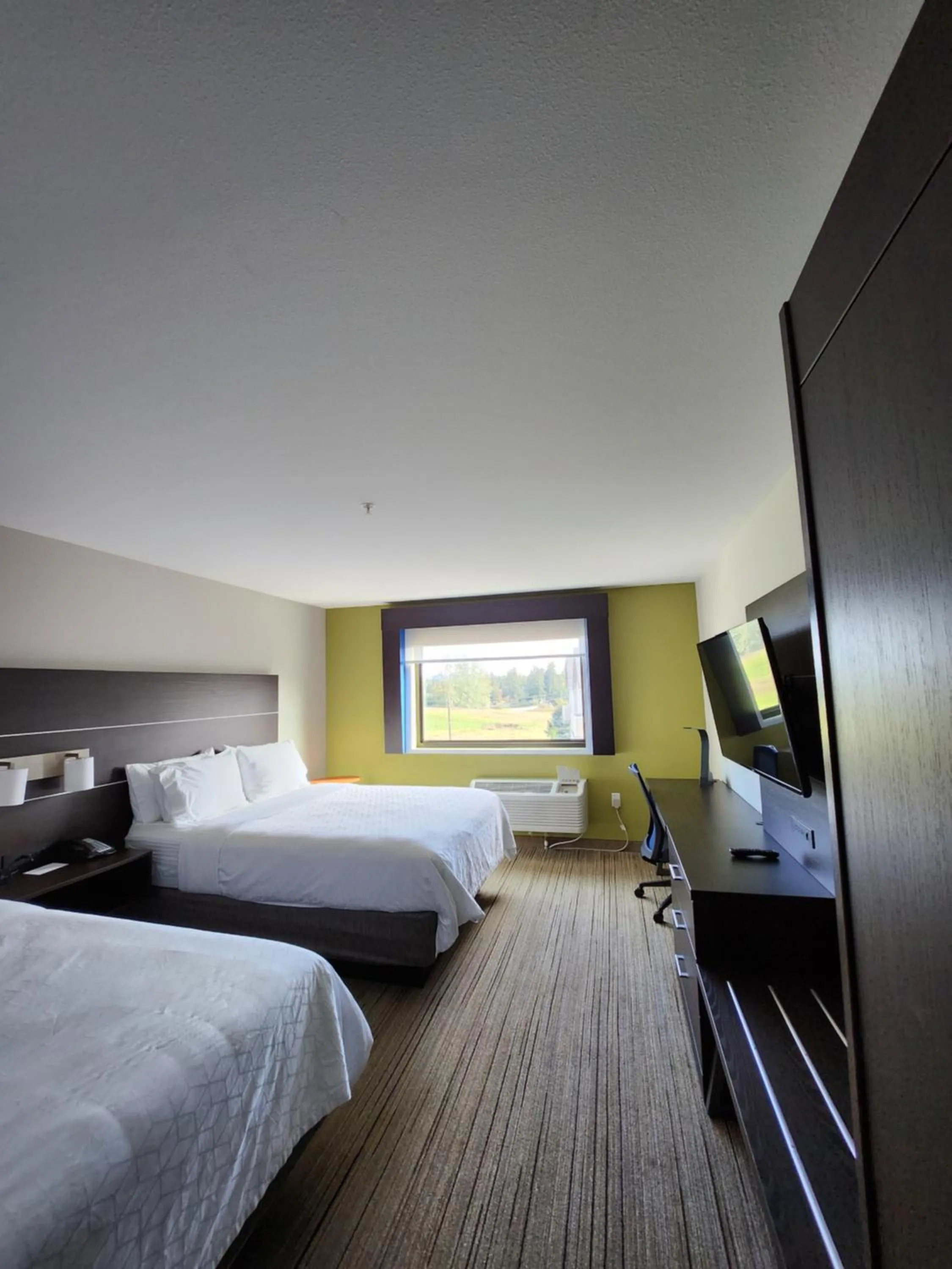 Bedroom, Bed in Holiday Inn Express & Suites - Camas by IHG