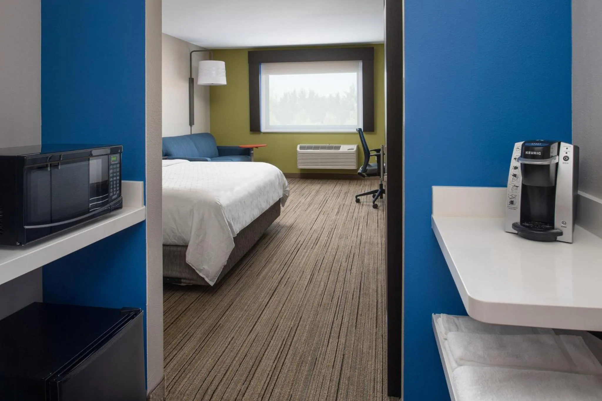 Photo of the whole room, Bed in Holiday Inn Express & Suites - Camas by IHG