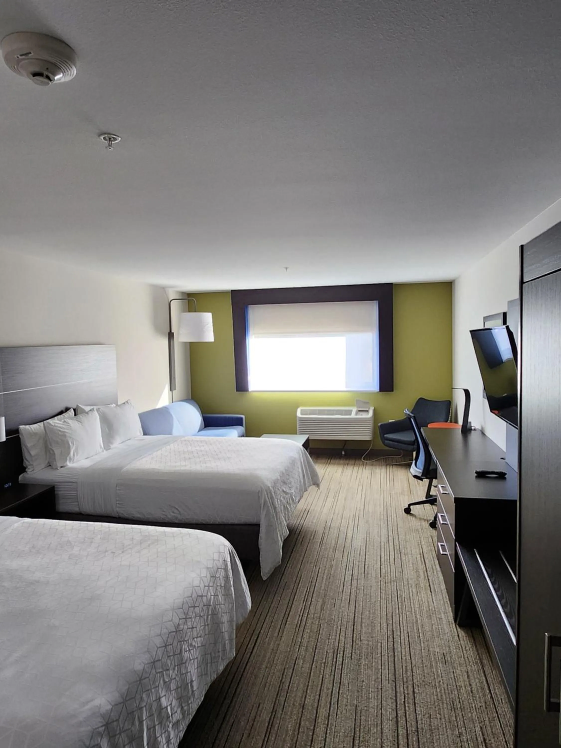 Bed in Holiday Inn Express & Suites - Camas by IHG
