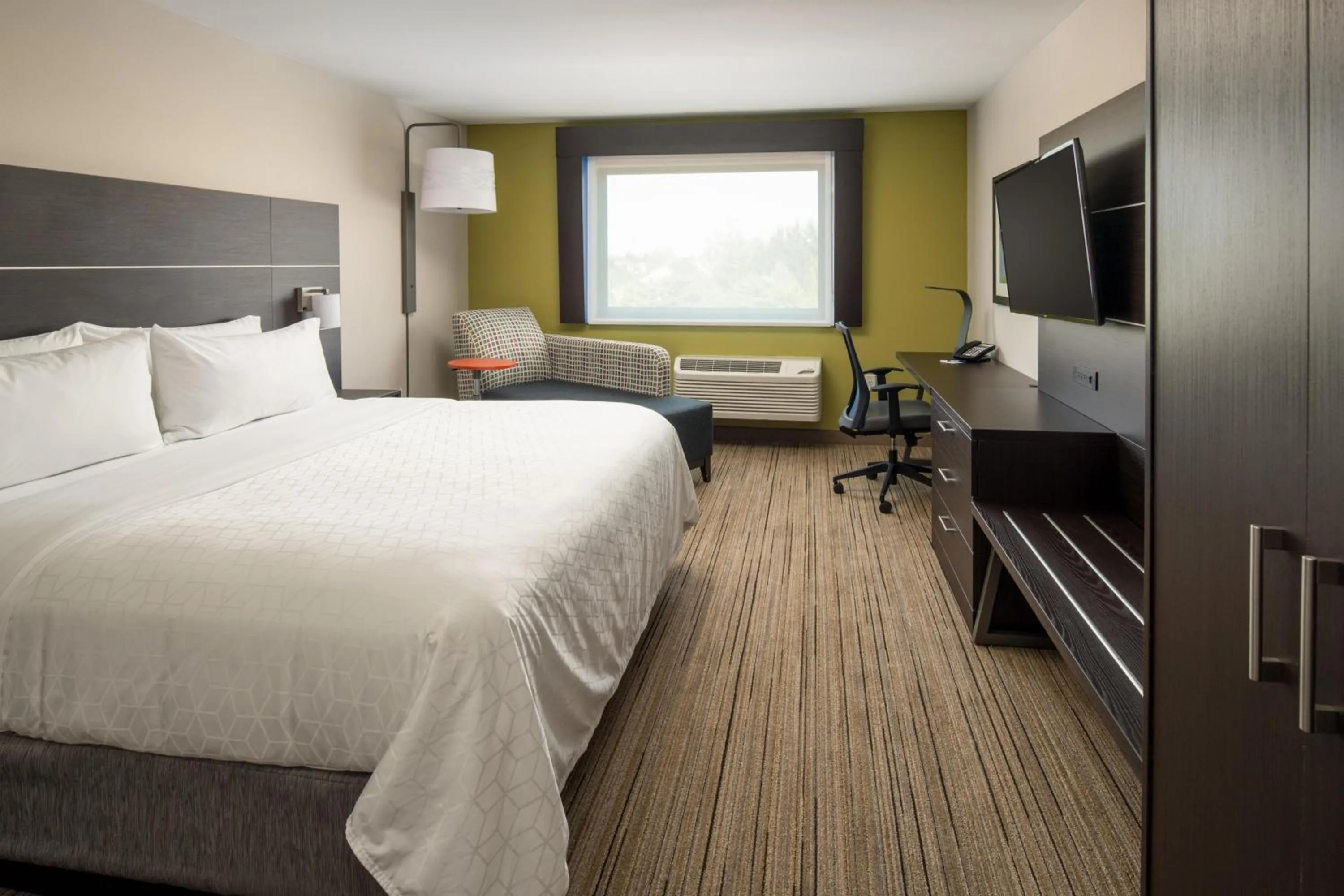 Bedroom, Bed in Holiday Inn Express & Suites - Camas by IHG