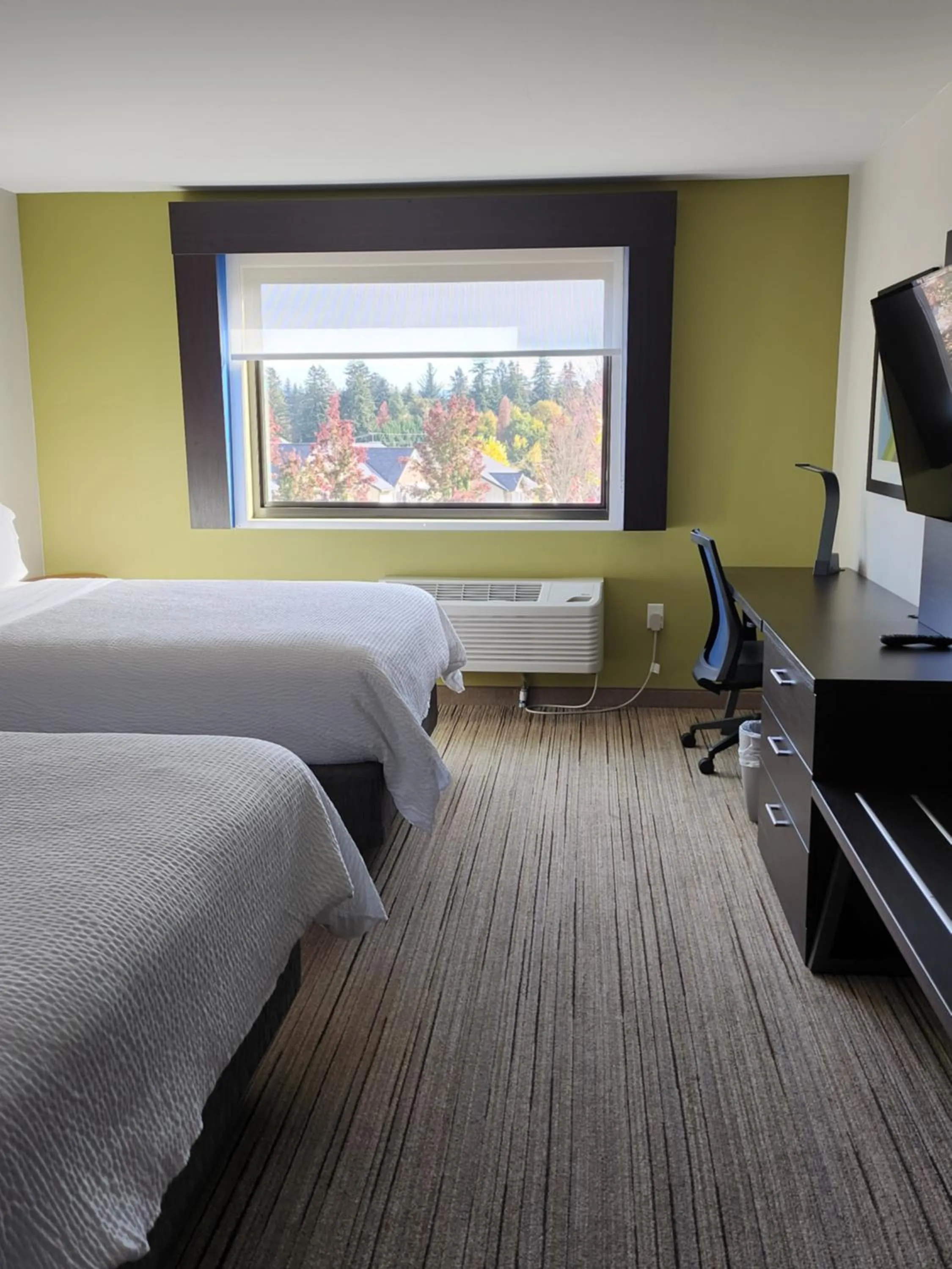 Bedroom, Bed in Holiday Inn Express & Suites - Camas by IHG