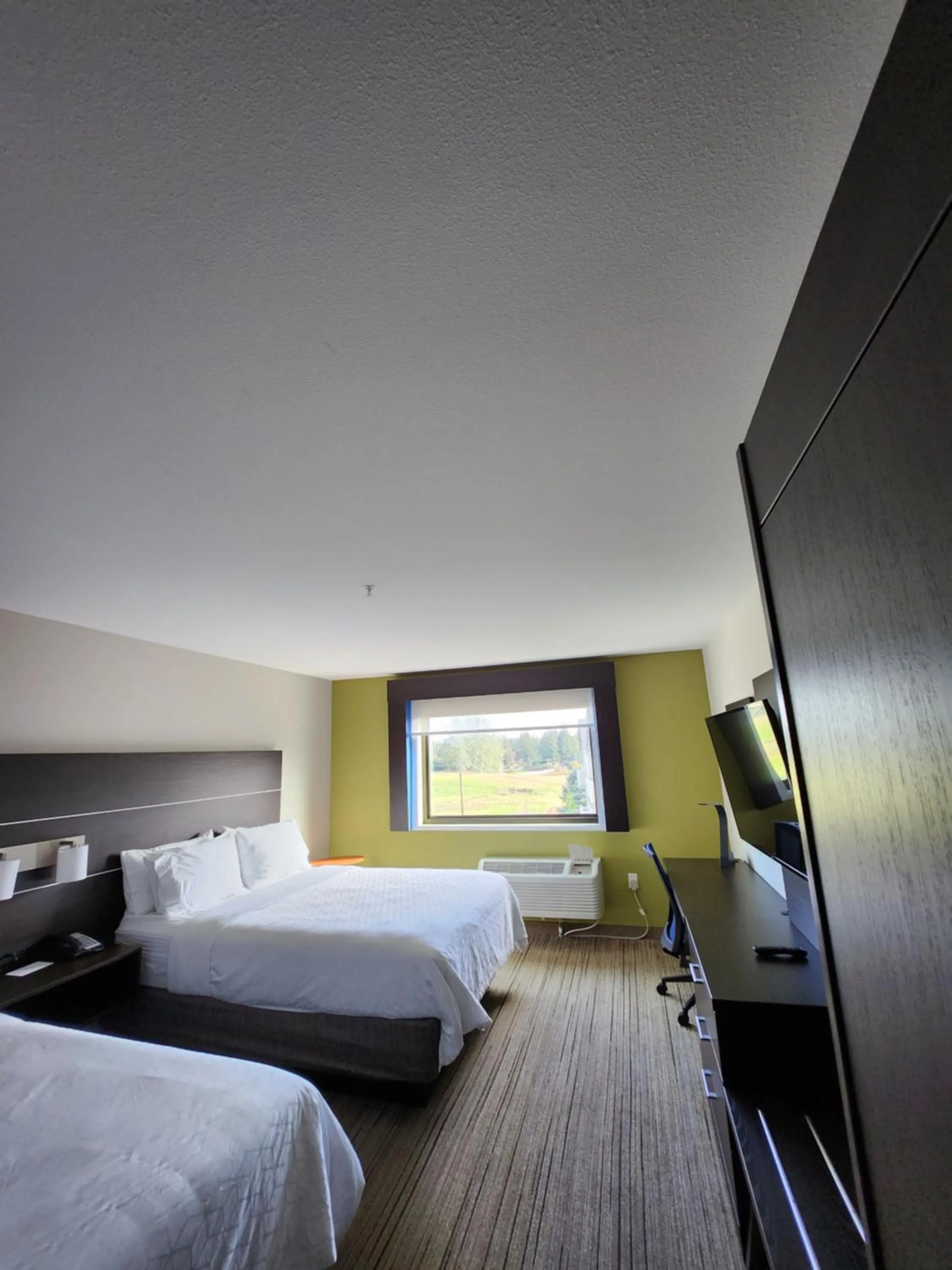 Bedroom, Bed in Holiday Inn Express & Suites - Camas by IHG