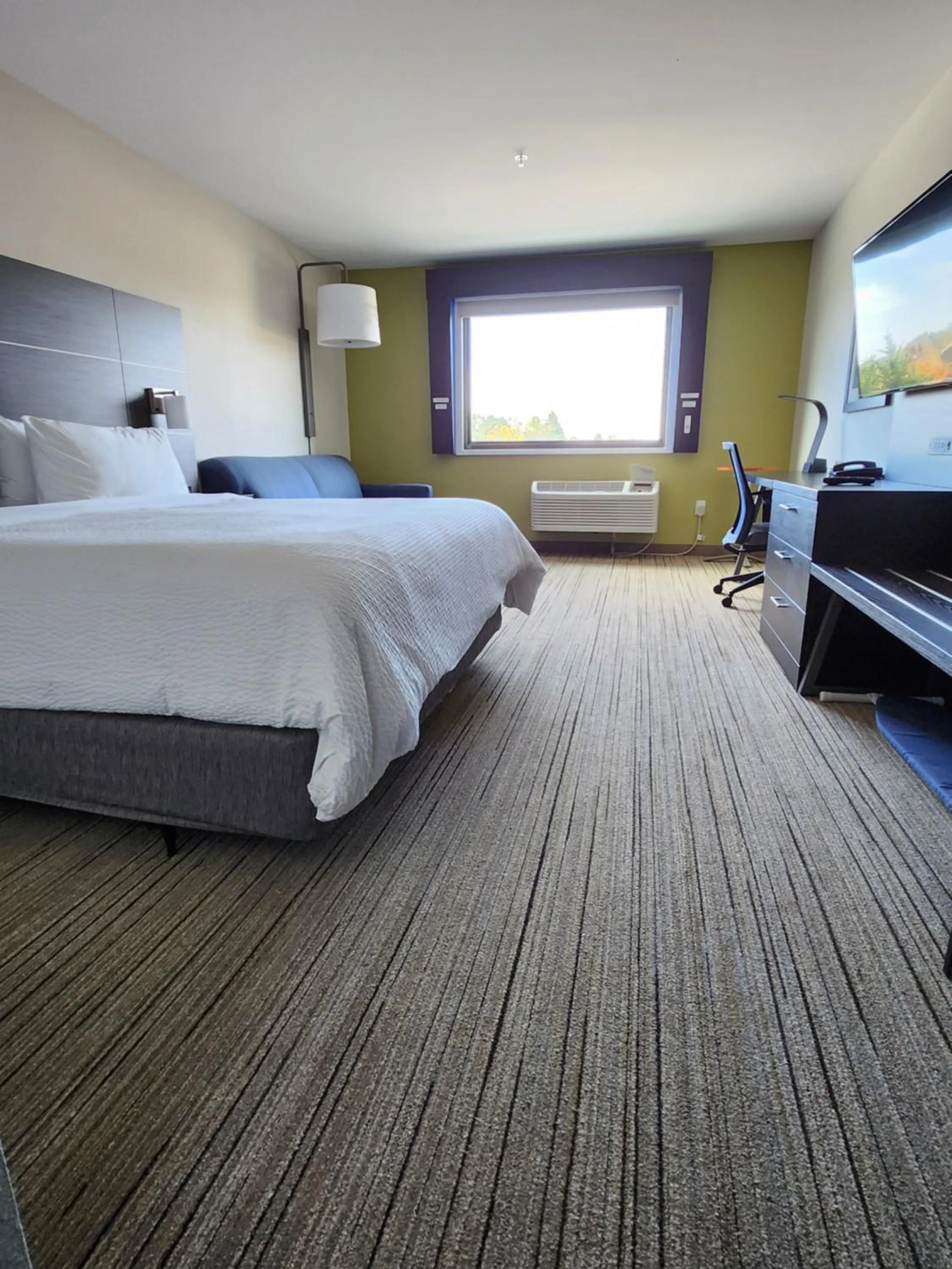 Bedroom, Bed in Holiday Inn Express & Suites - Camas by IHG
