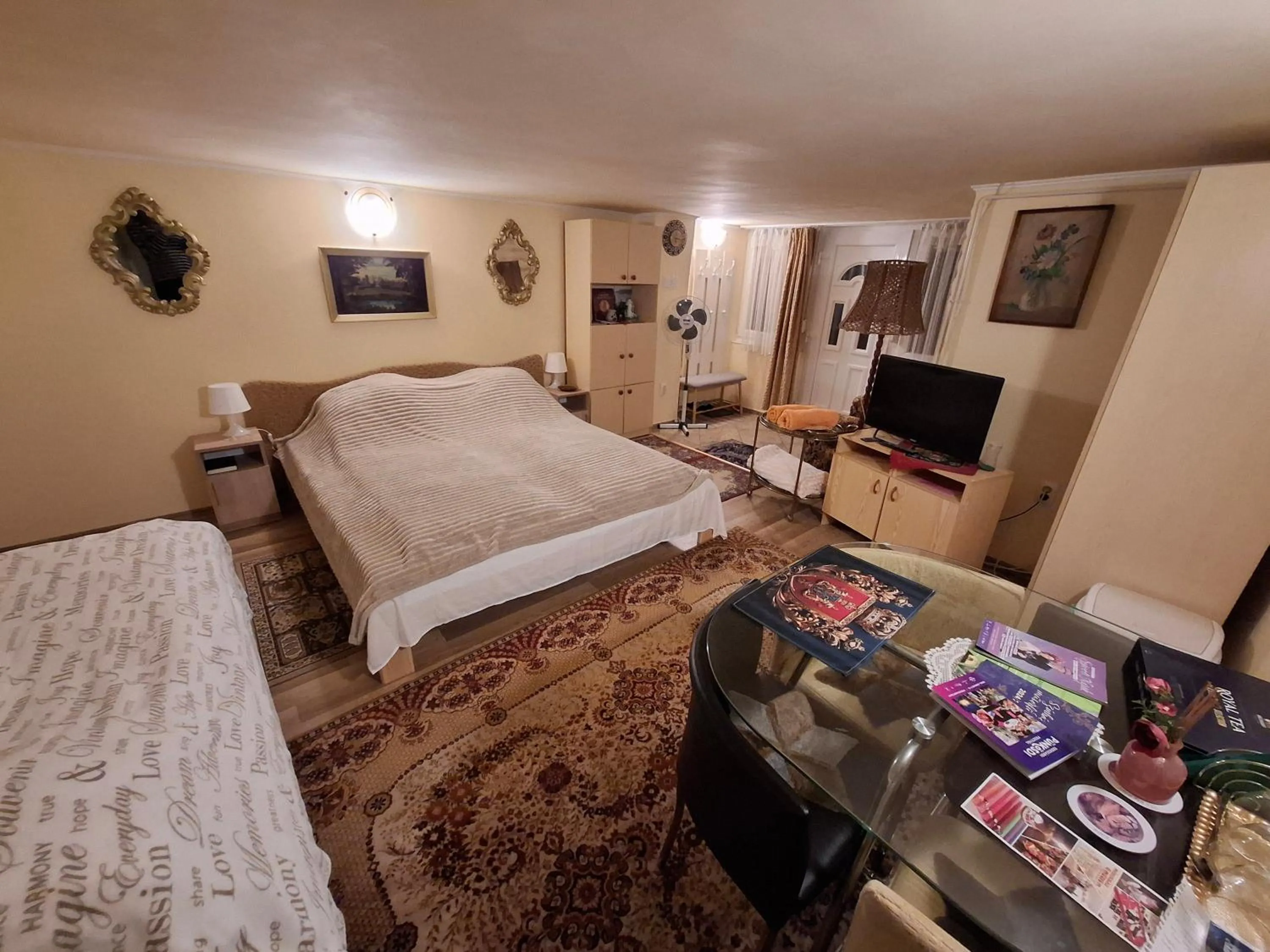 Bed in Royal Court Apartman - HU registered IntStud Apartman