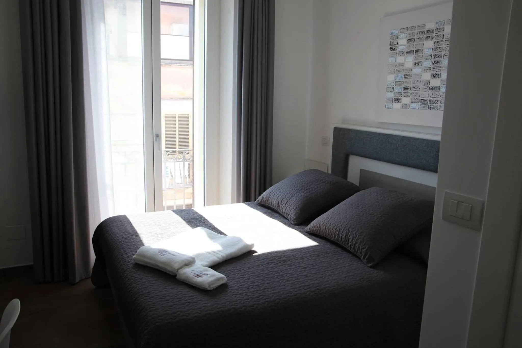 Photo of the whole room, Bed in Essence