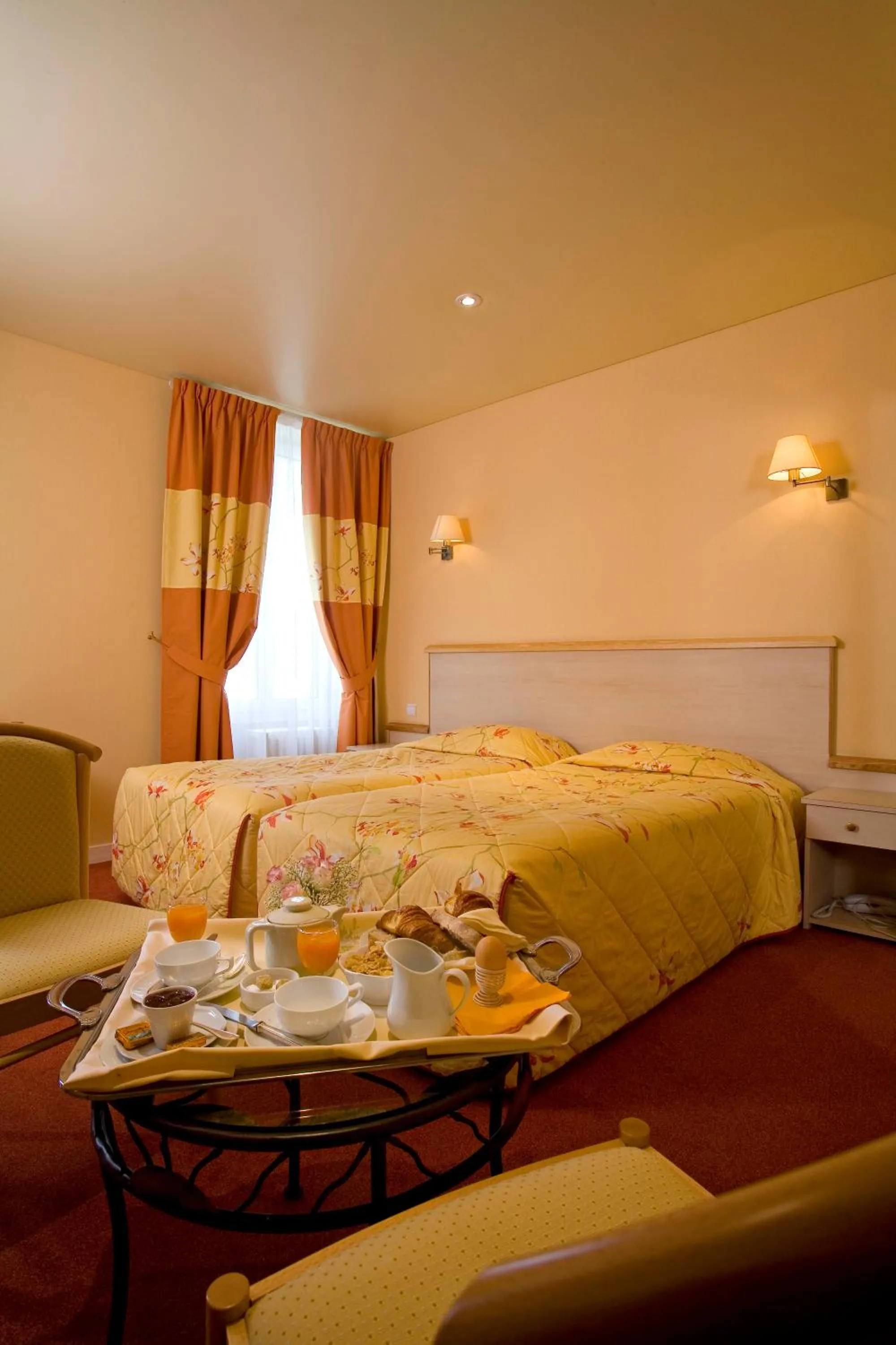 Seating area, Bed in Hotel Restaurant Le Parc