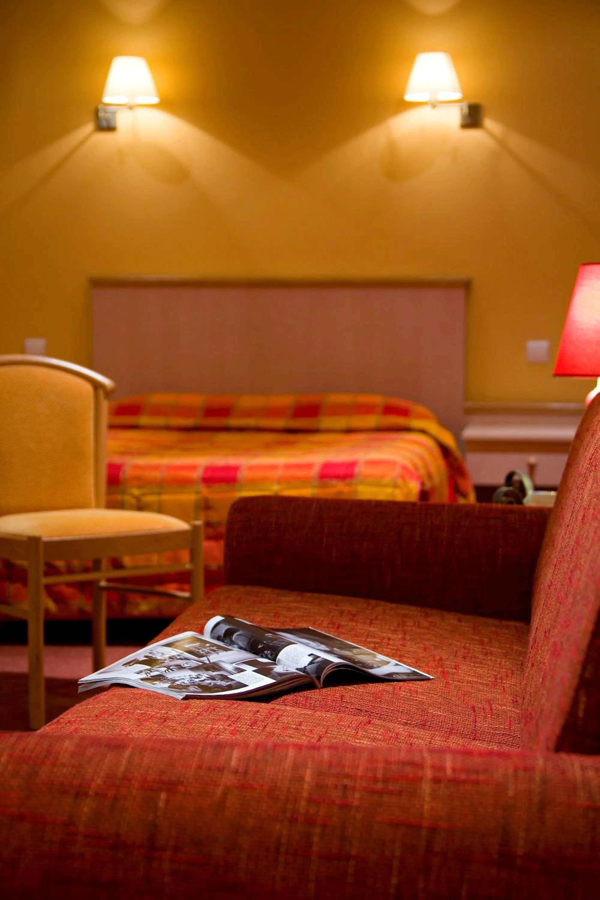Seating area, Bed in Hotel Restaurant Le Parc
