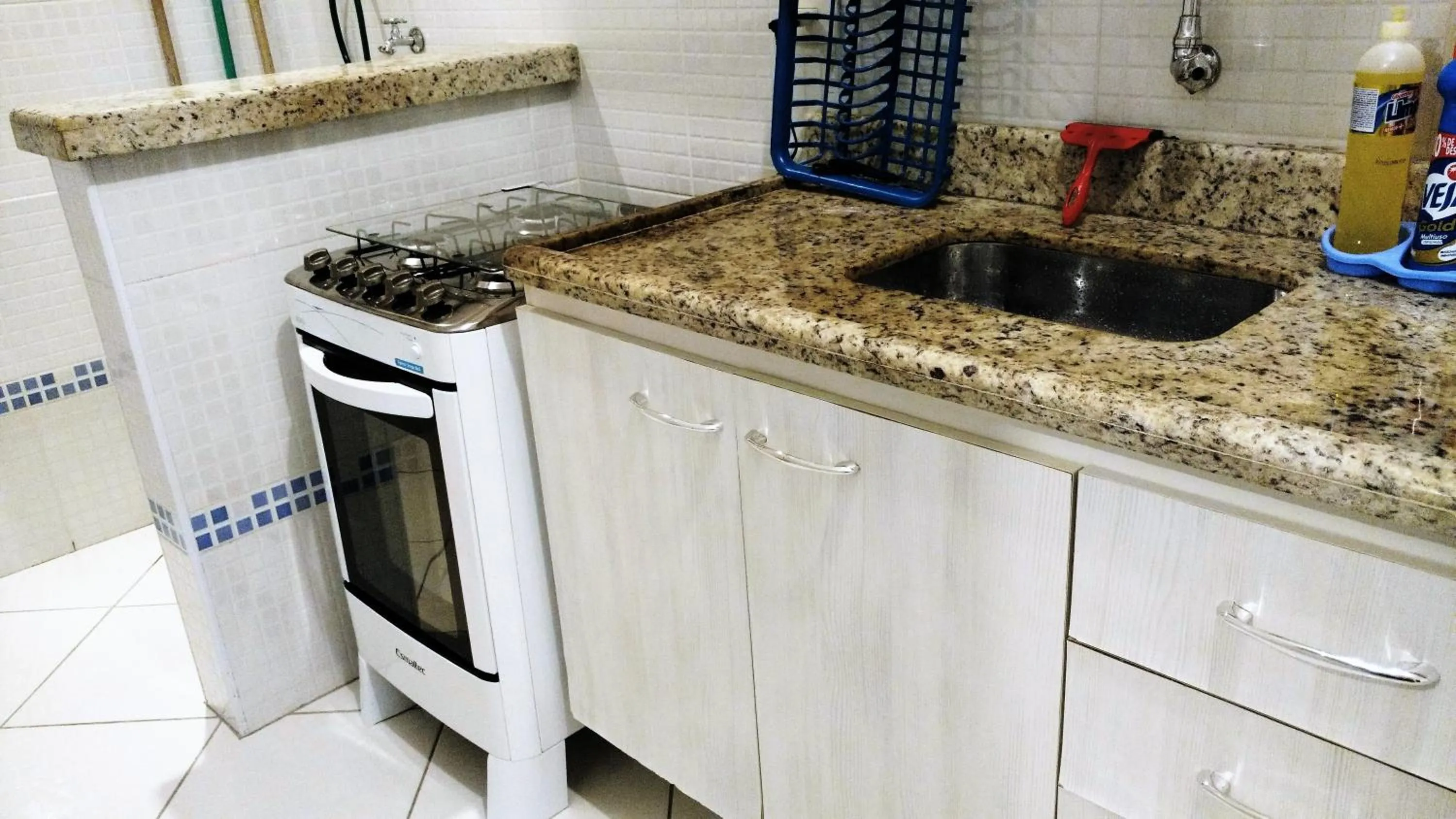 Communal kitchen in Apartamento Portal do Sol