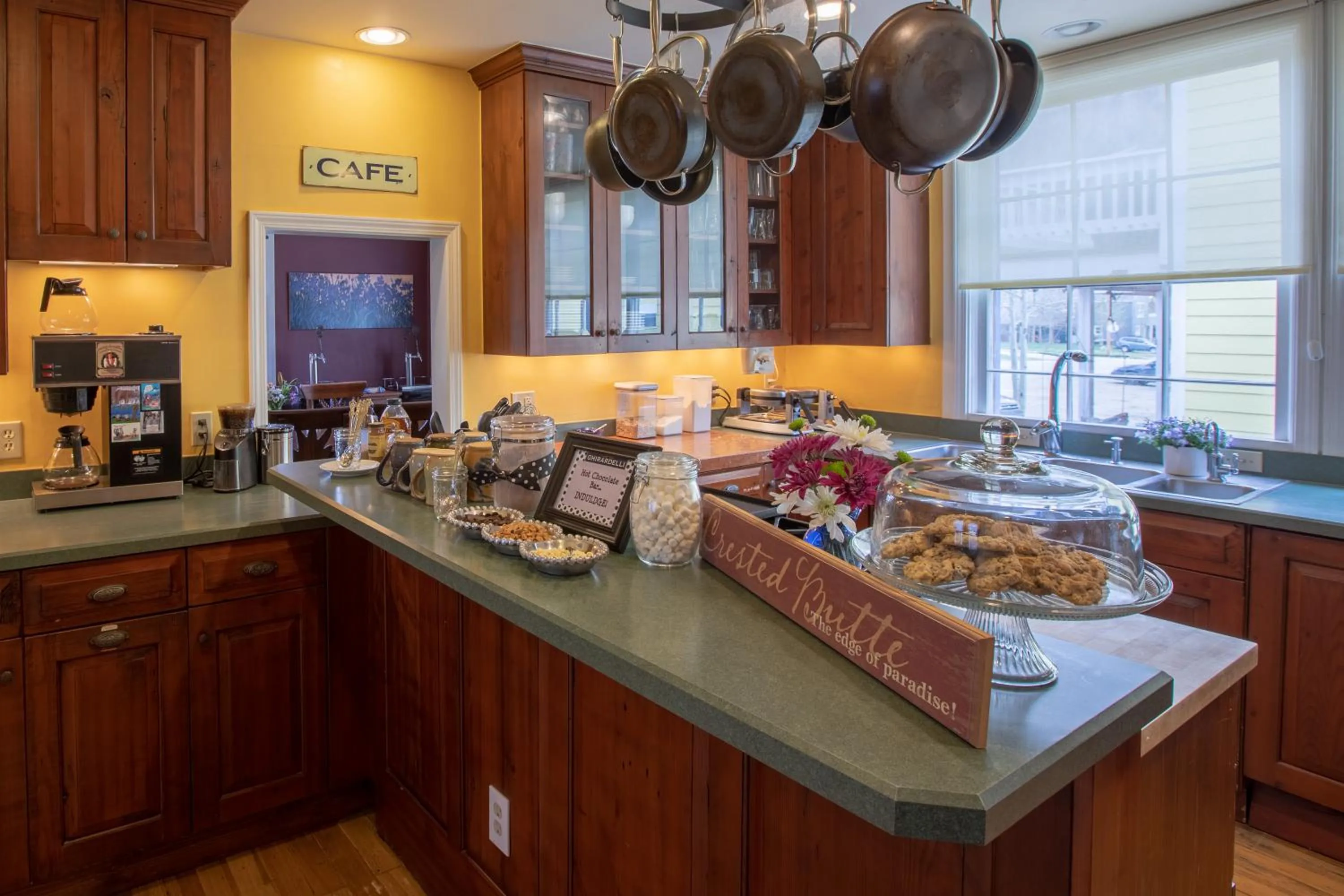 Kitchen or kitchenette in Purple Mountain Bed & Breakfast & Spa