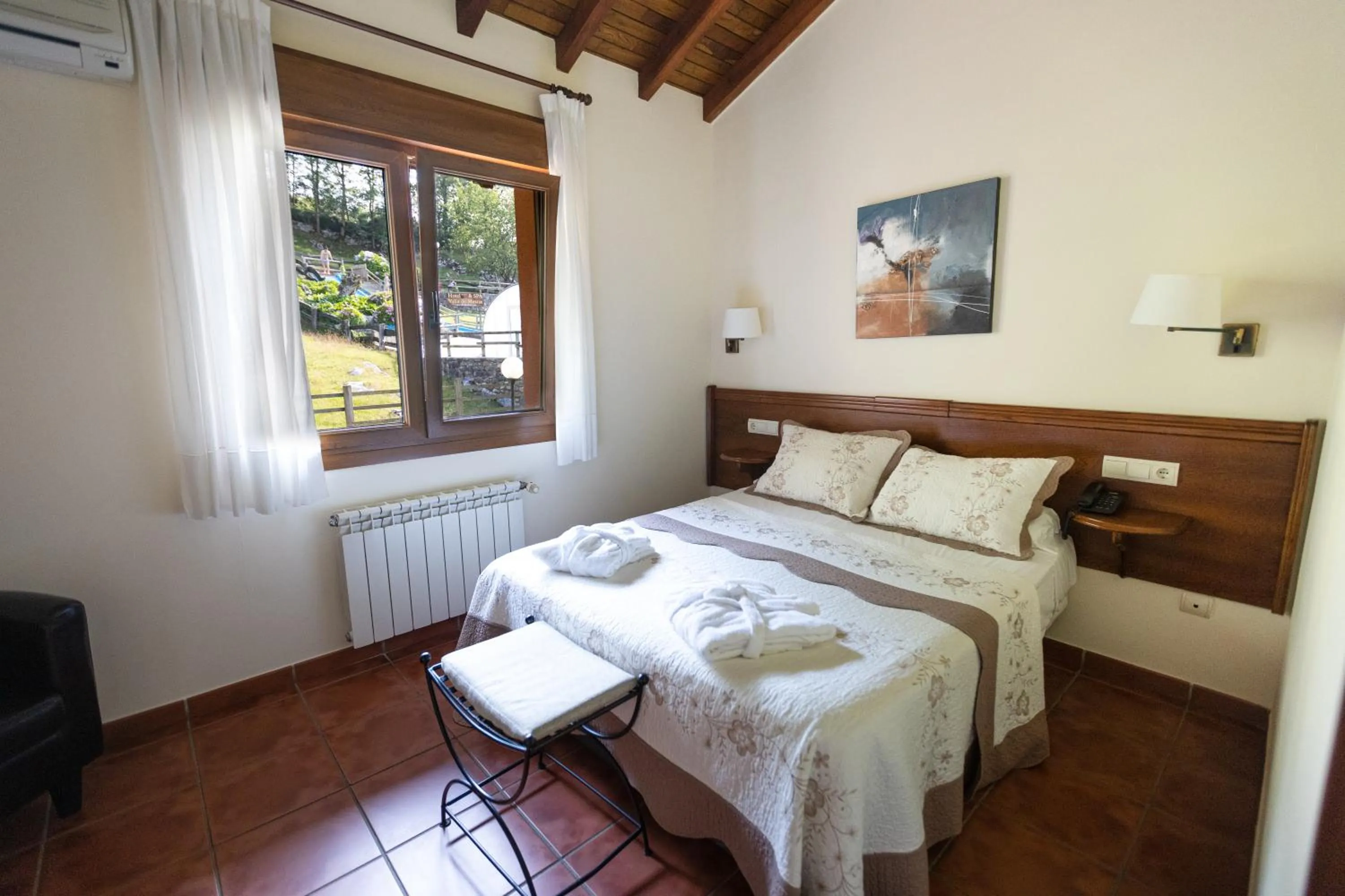 Bedroom, Bed in Hotel & Spa Villa de Mestas