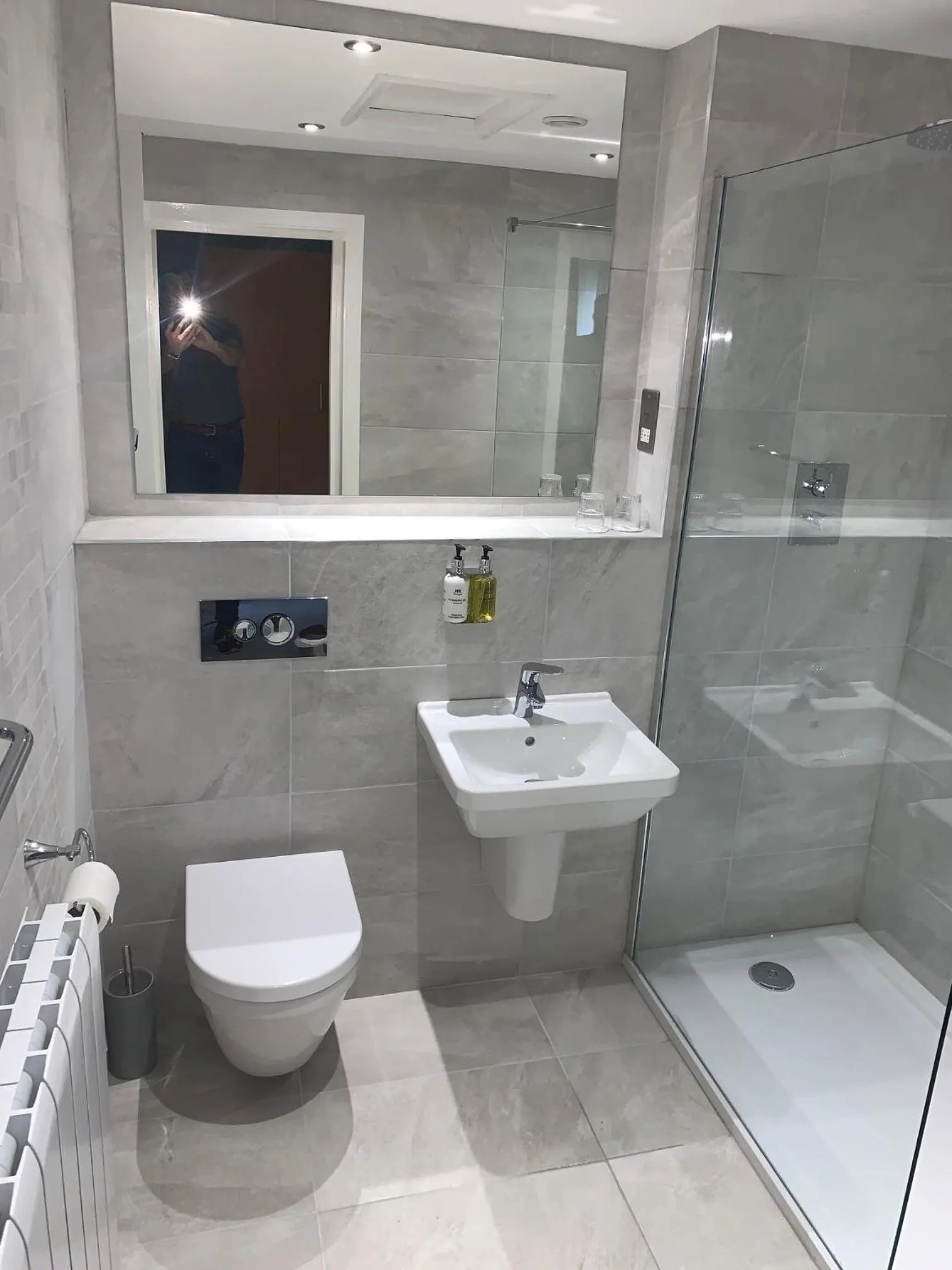 Shower in Hedley House Hotel & Apartments