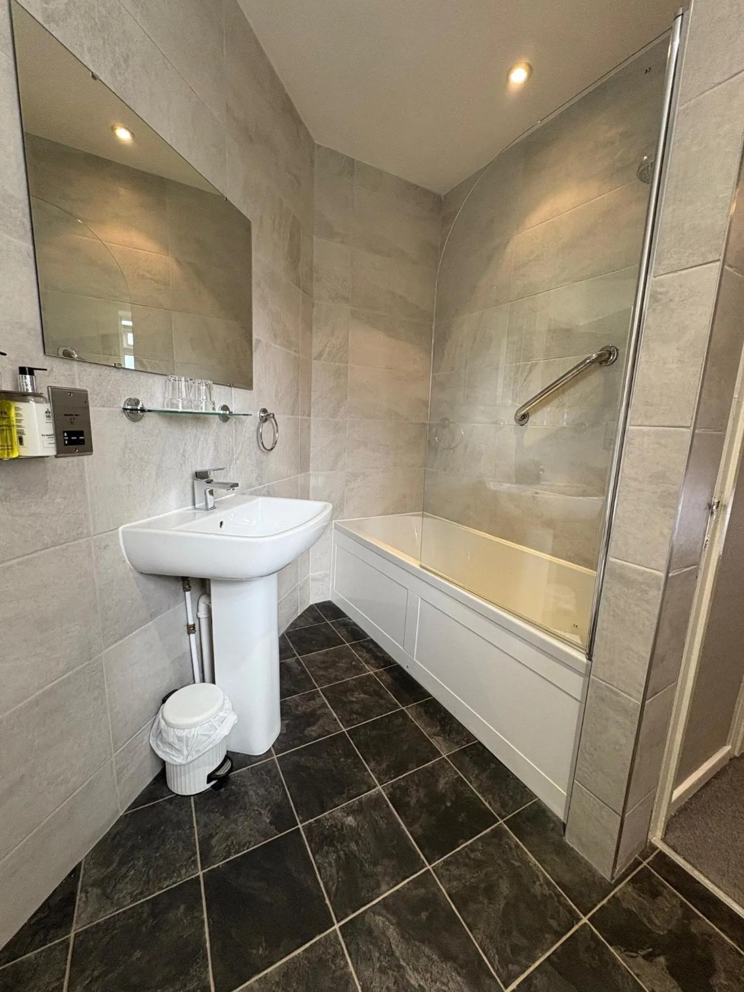 Bathroom in Hedley House Hotel & Apartments