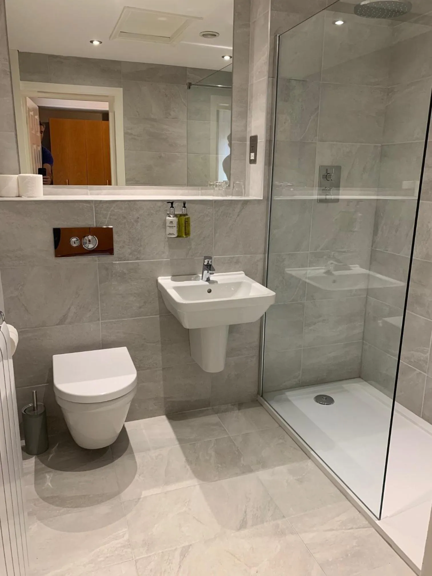 Shower in Hedley House Hotel & Apartments