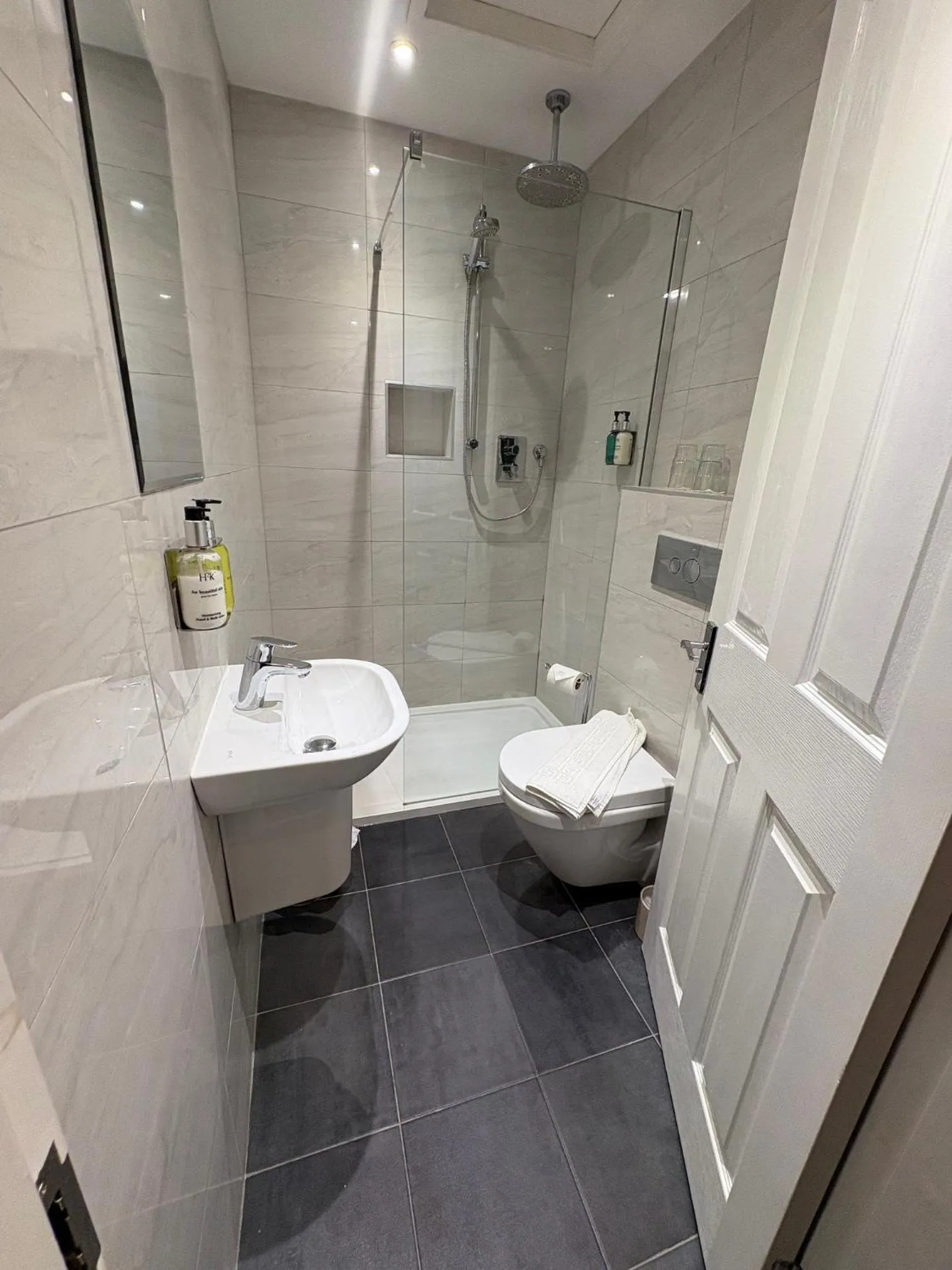 Shower in Hedley House Hotel & Apartments