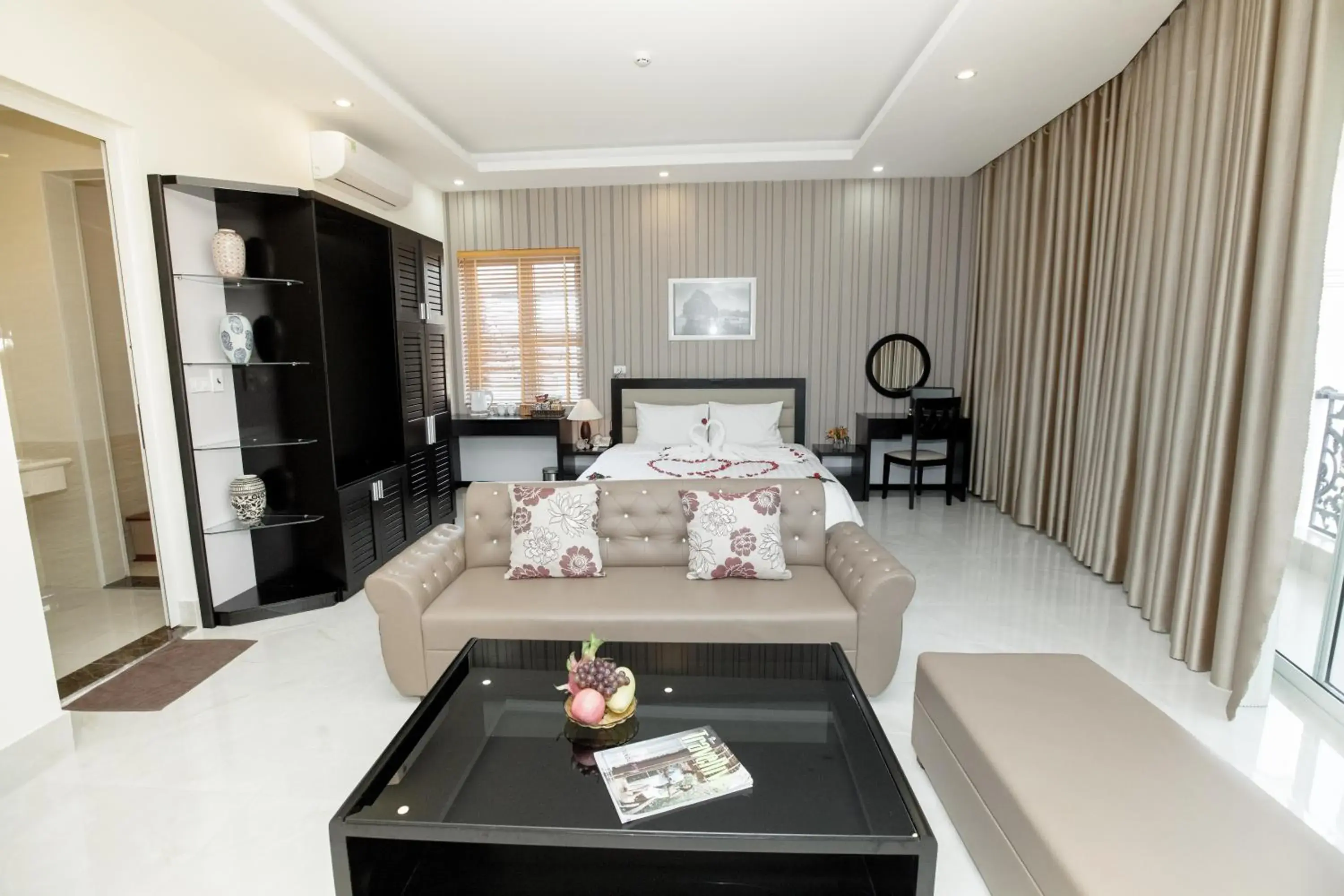 King Suite with Balcony in HalongSeoul Hotel King Suite with Balcony in HalongSeoul Hotel