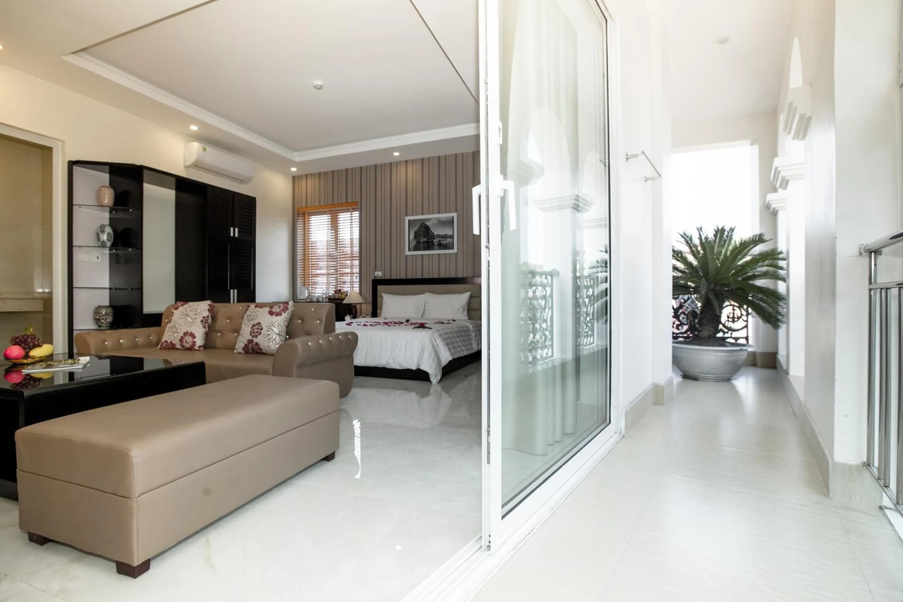 Balcony/Terrace, Bed in HalongSeoul Hotel