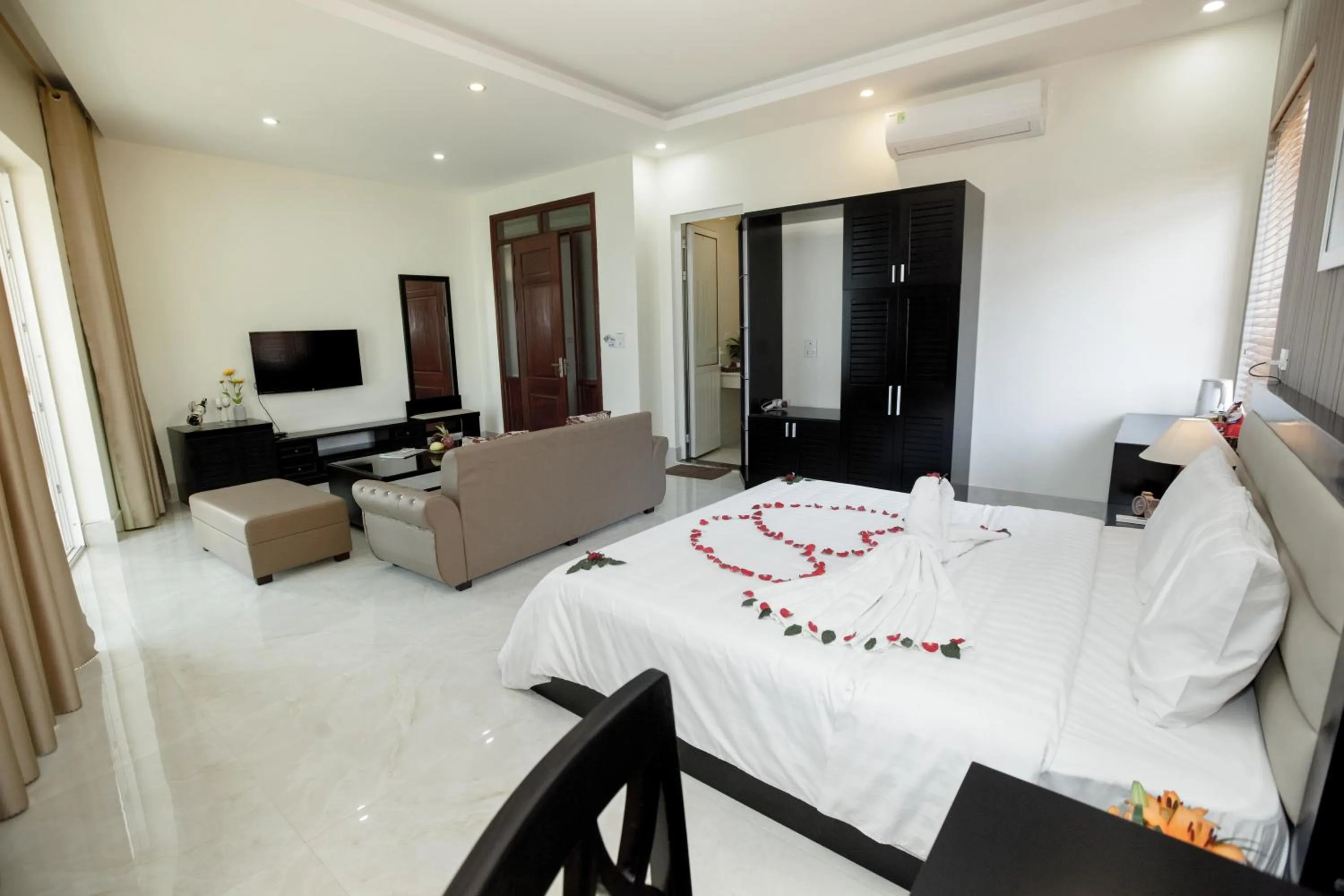 Bedroom, Bed in HalongSeoul Hotel