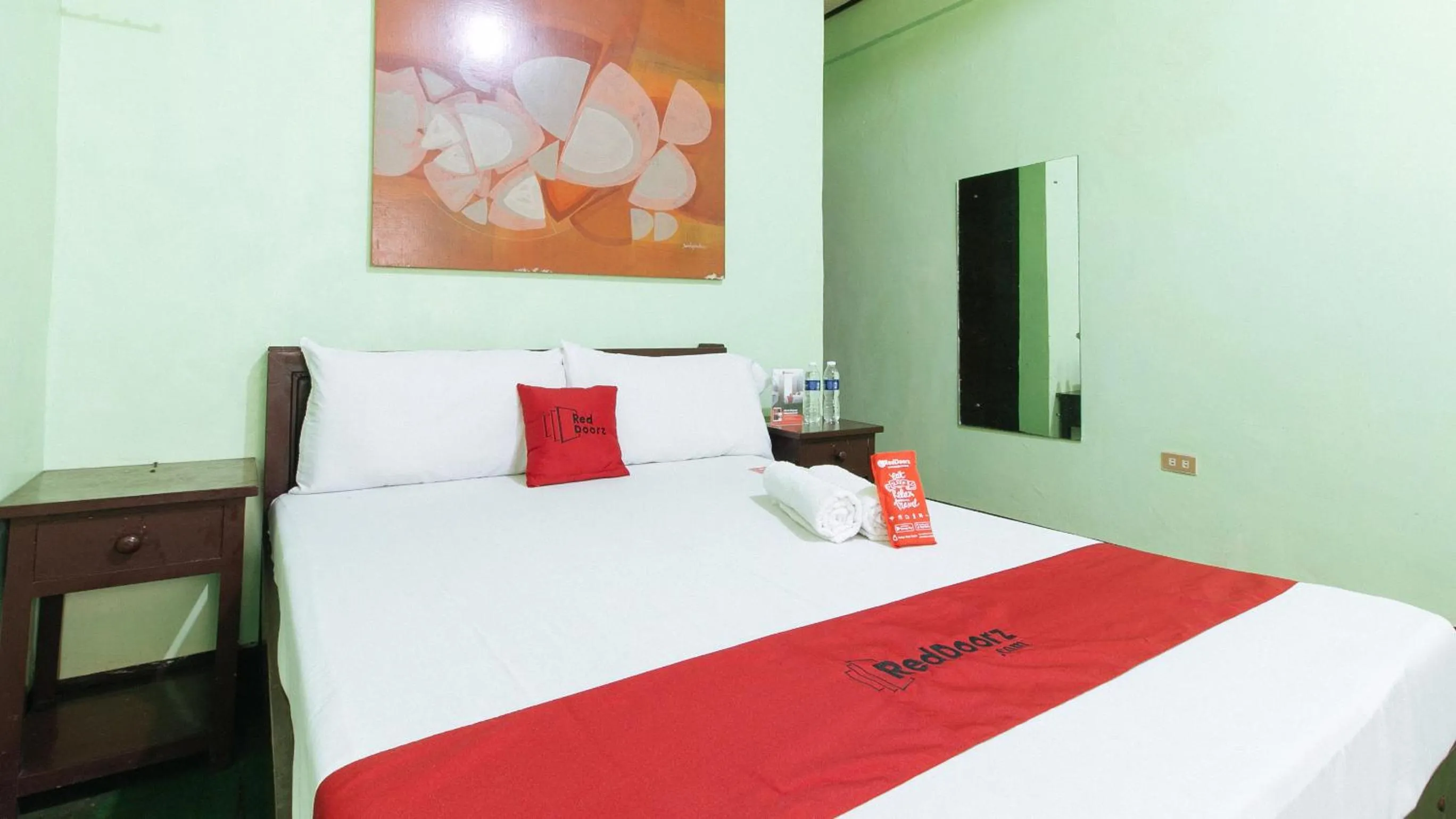 Photo of the whole room, Bed in RedDoorz @ Western Highway Lodge Hotel