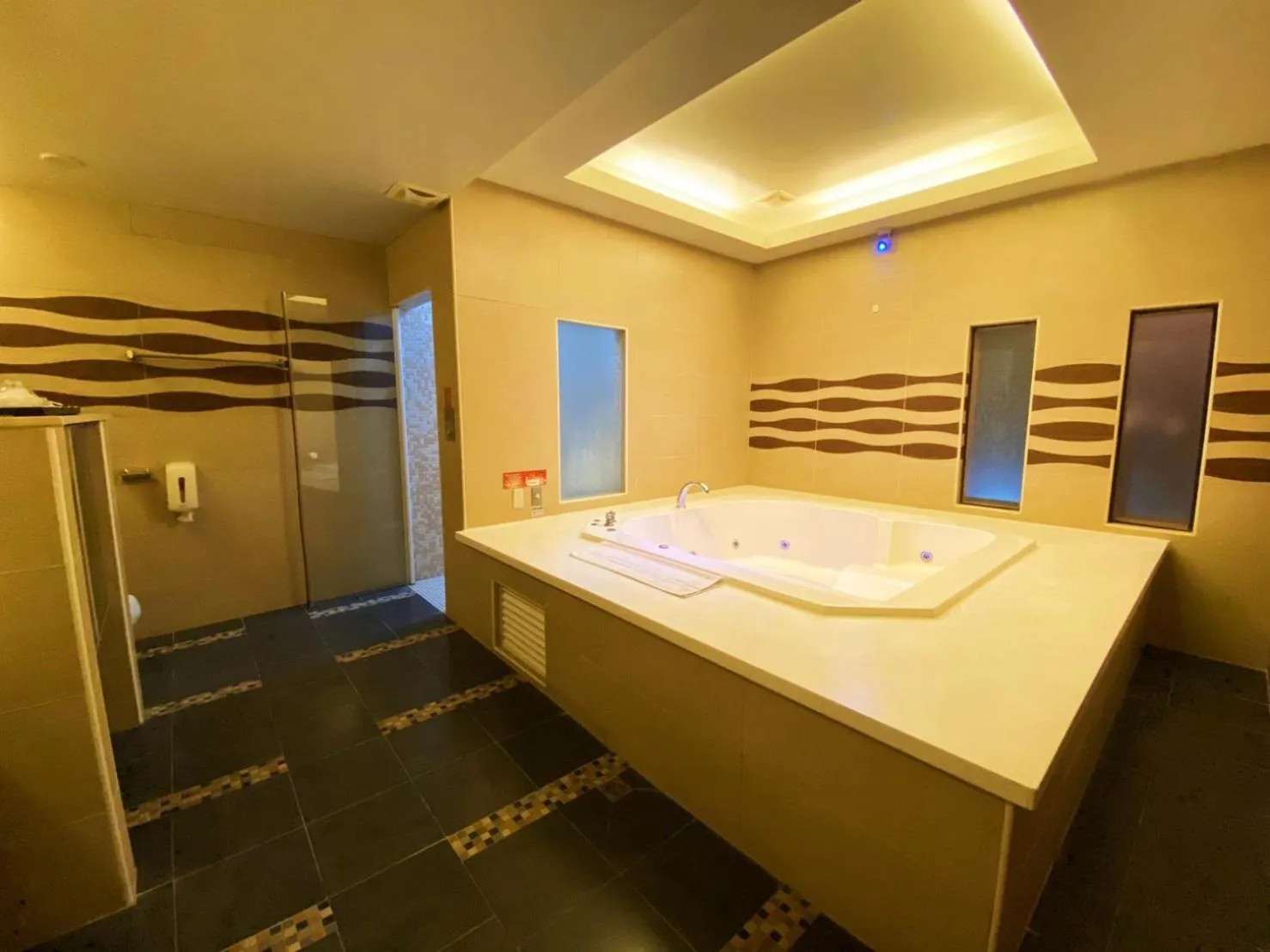 Bathroom, Bed in Hua Xiang Motel