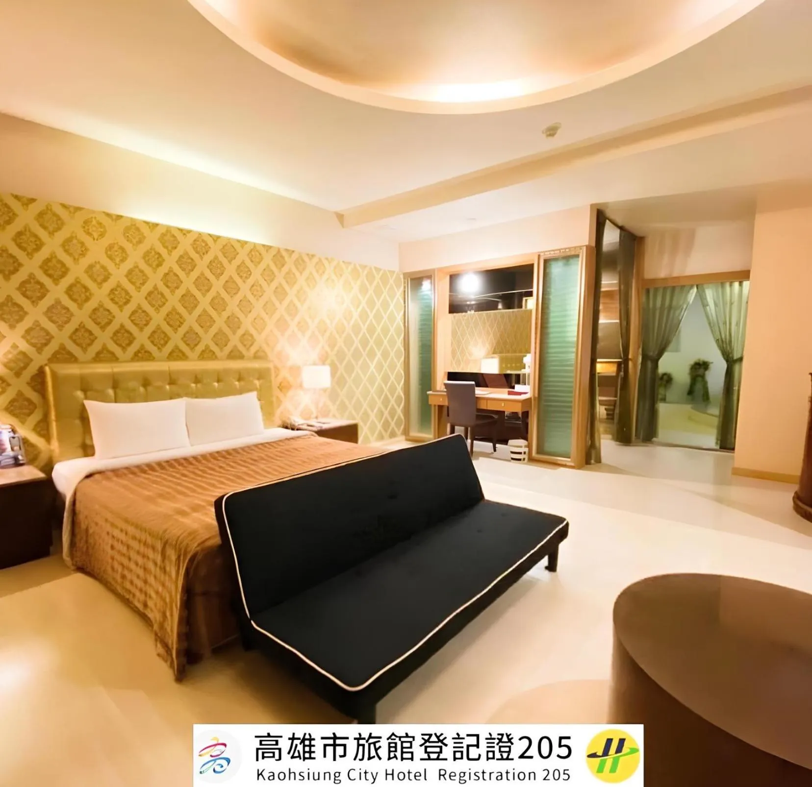 Living room, Bed in Hua Xiang Motel