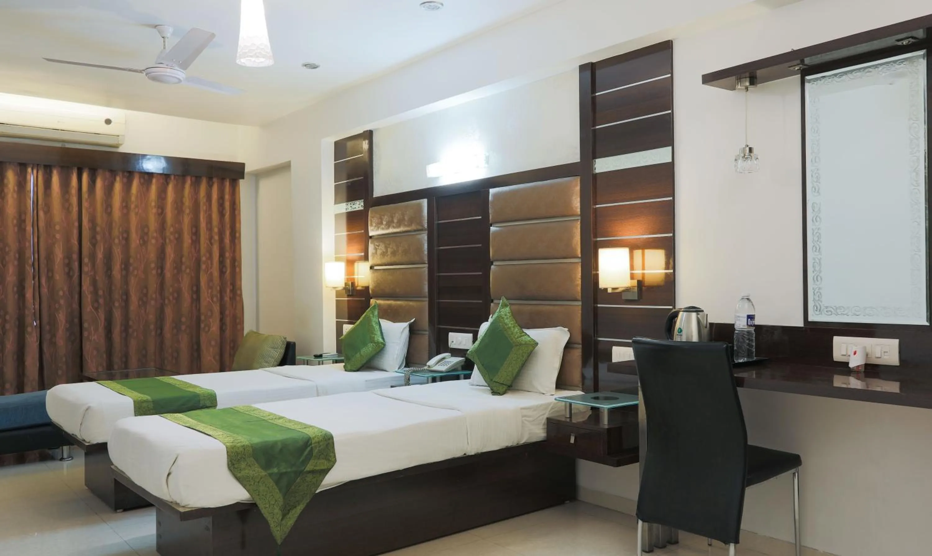 Living room, Bed in Hotel Apple Inn Vapi